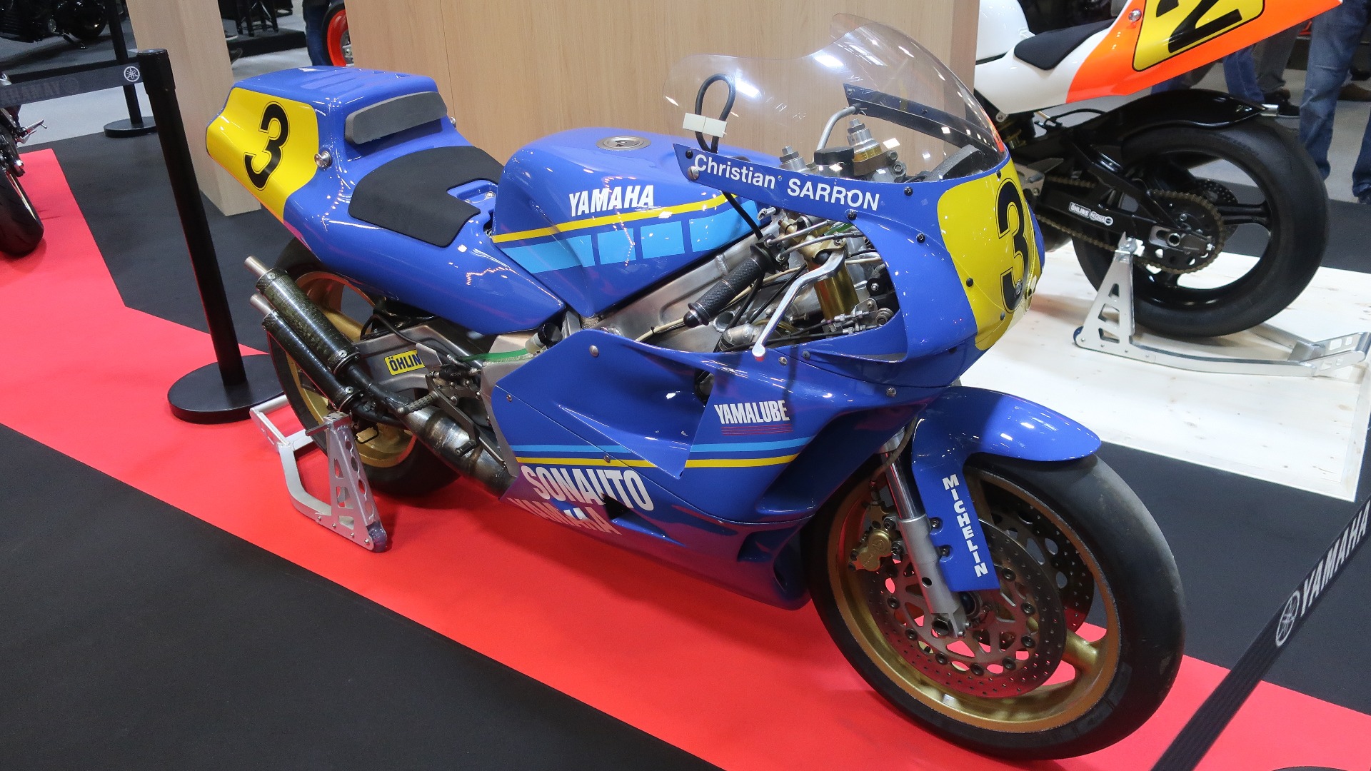 TIl årets messe hadde motorsykler fått et eget område. Her Christian Sarron sin 1989 Yamaha YZR500.