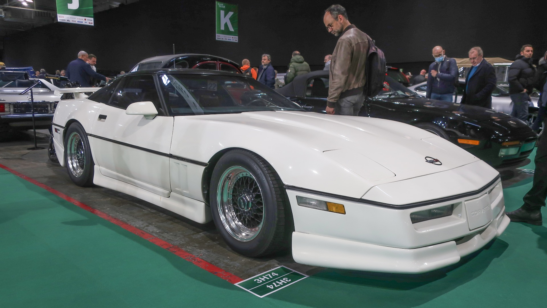 1985 Corvette med standard 5,7-liters og automat, samt et ganske tacky bodykit. 77.000 km på telleren og prislapp 18.650 Euro.