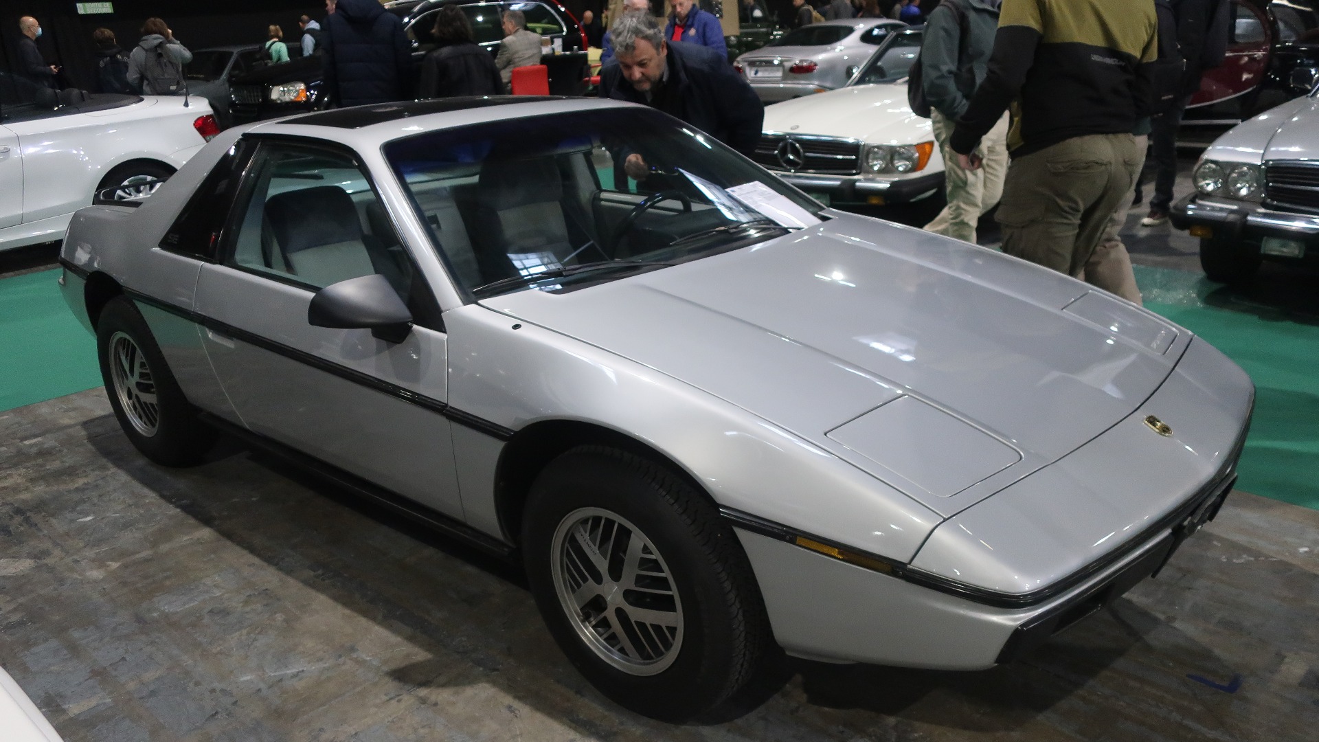 Pontiac Fiero SE er jo litt gøy på sin måte, særlig med sekseren og 4-trinns manuell. 48.000 miles innabords, din for 14.850 Euro.