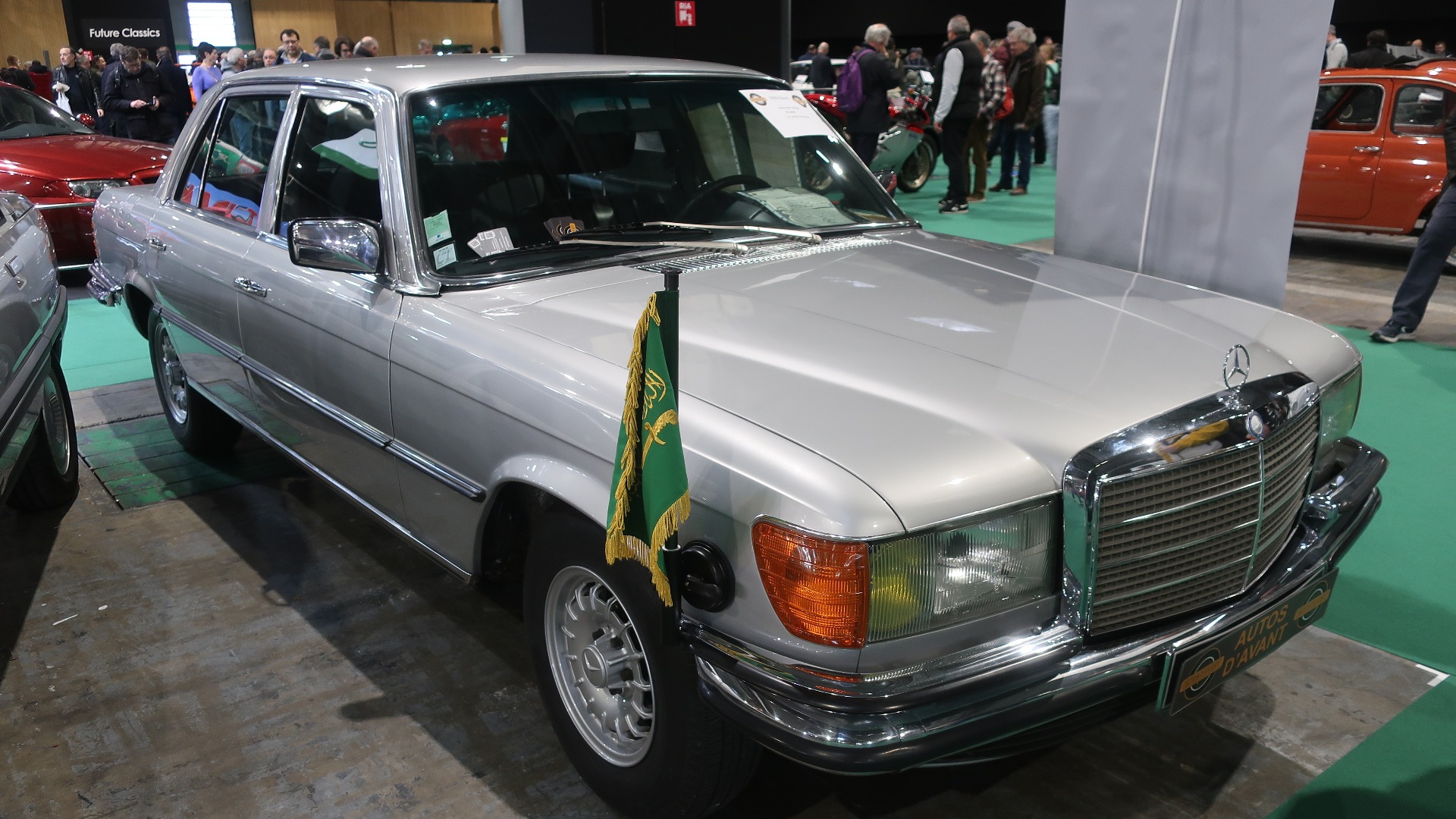 Tidligere tjenestebil fra den Saudi-arabiske ambassaden i Paris. Mercedes-Benz 280 SEL til 22.500 Euro.
