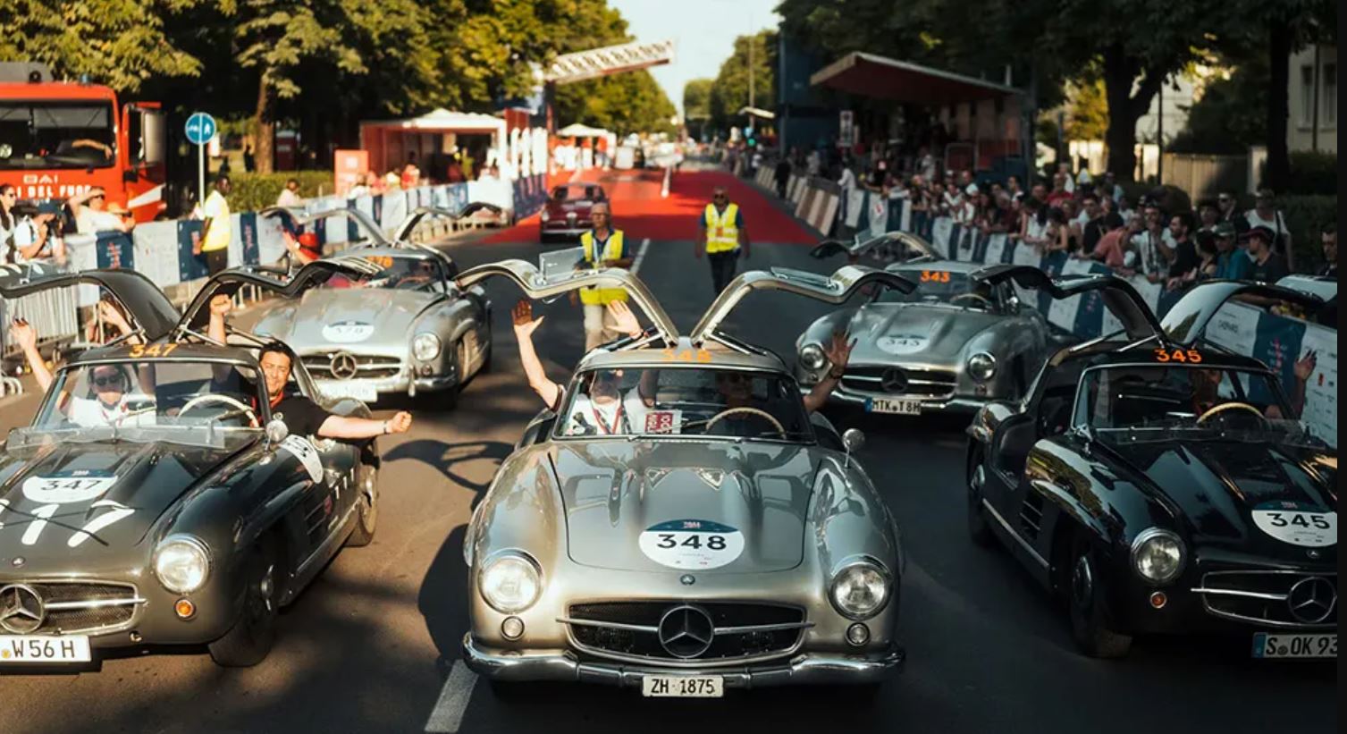 Fem av verdens vakreste biler under et tidligere løp på Mille Miglia.