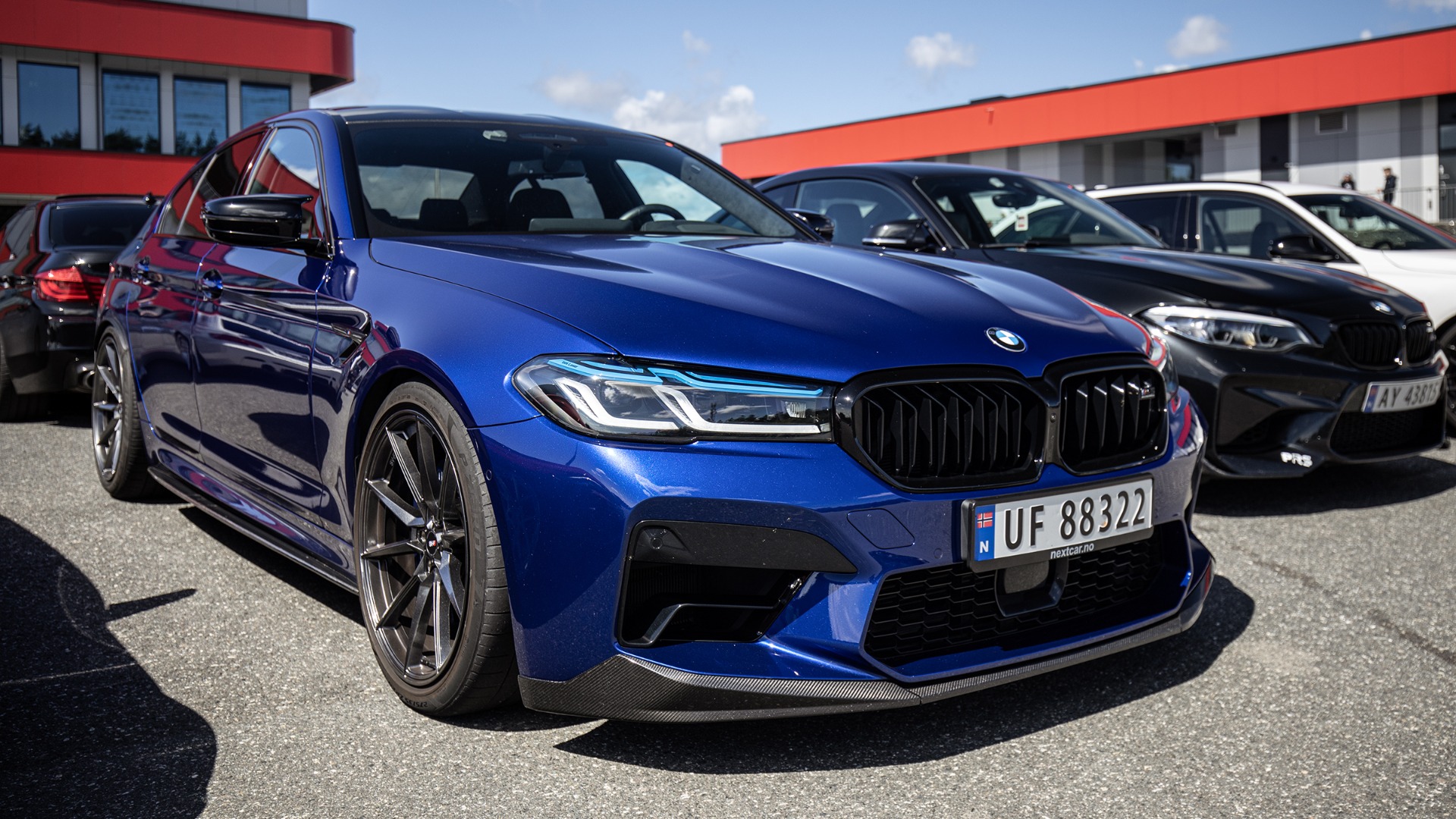 Flott 2020 BMW M5 COMPETITION i en herlig blåfarge