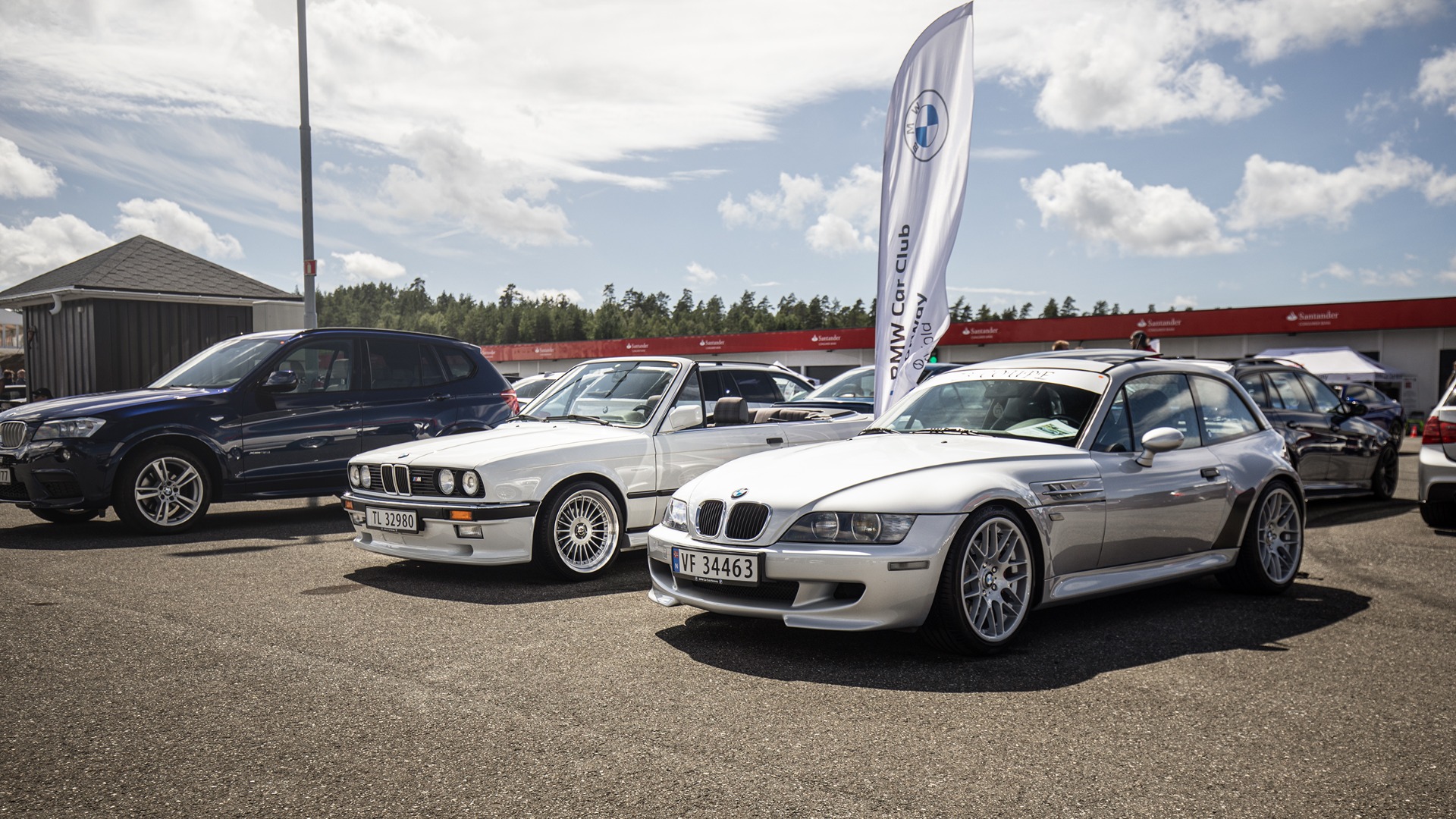 Her er det god blanding. Familiebil, finværsbil og lommerakett. Den ytterste bilen til høyre er en BMW Z3 Coupe også kalt "klovneskoen" på grunn av bilens fasong