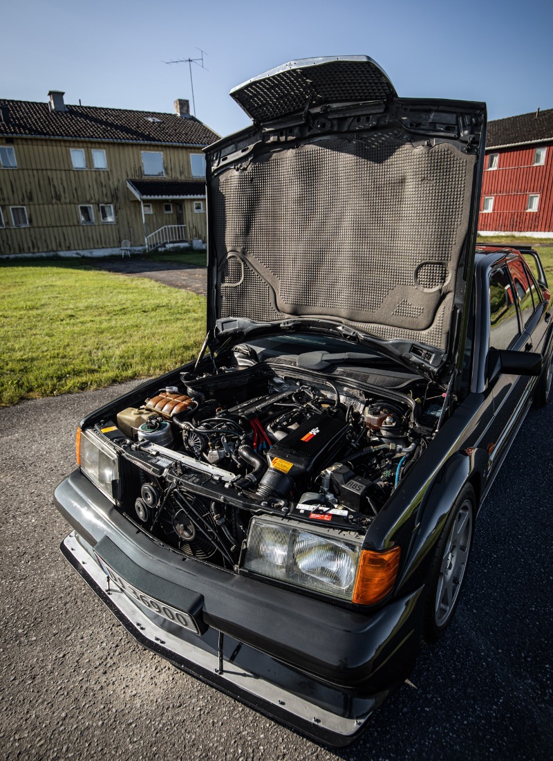 Bilen er utstyrt med en 2,5 liters rekkefirer.