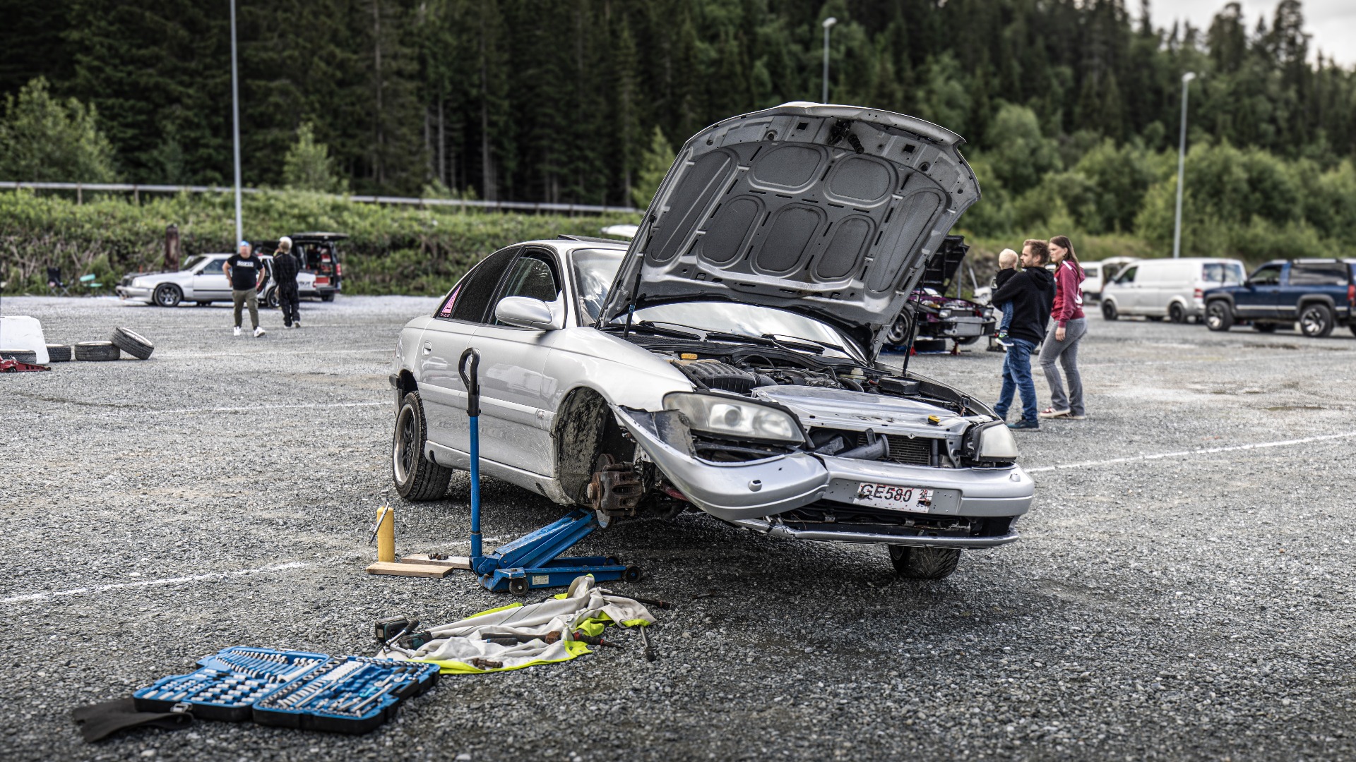 Det var en deilig opplevelse at det første som møtte meg da jeg ankom Verdal Motorsenter var en Omega med tydelige bruksmerker etter hard kjøring på banen. Her skulle det jobbes for å få bilen på banen uansett hva.