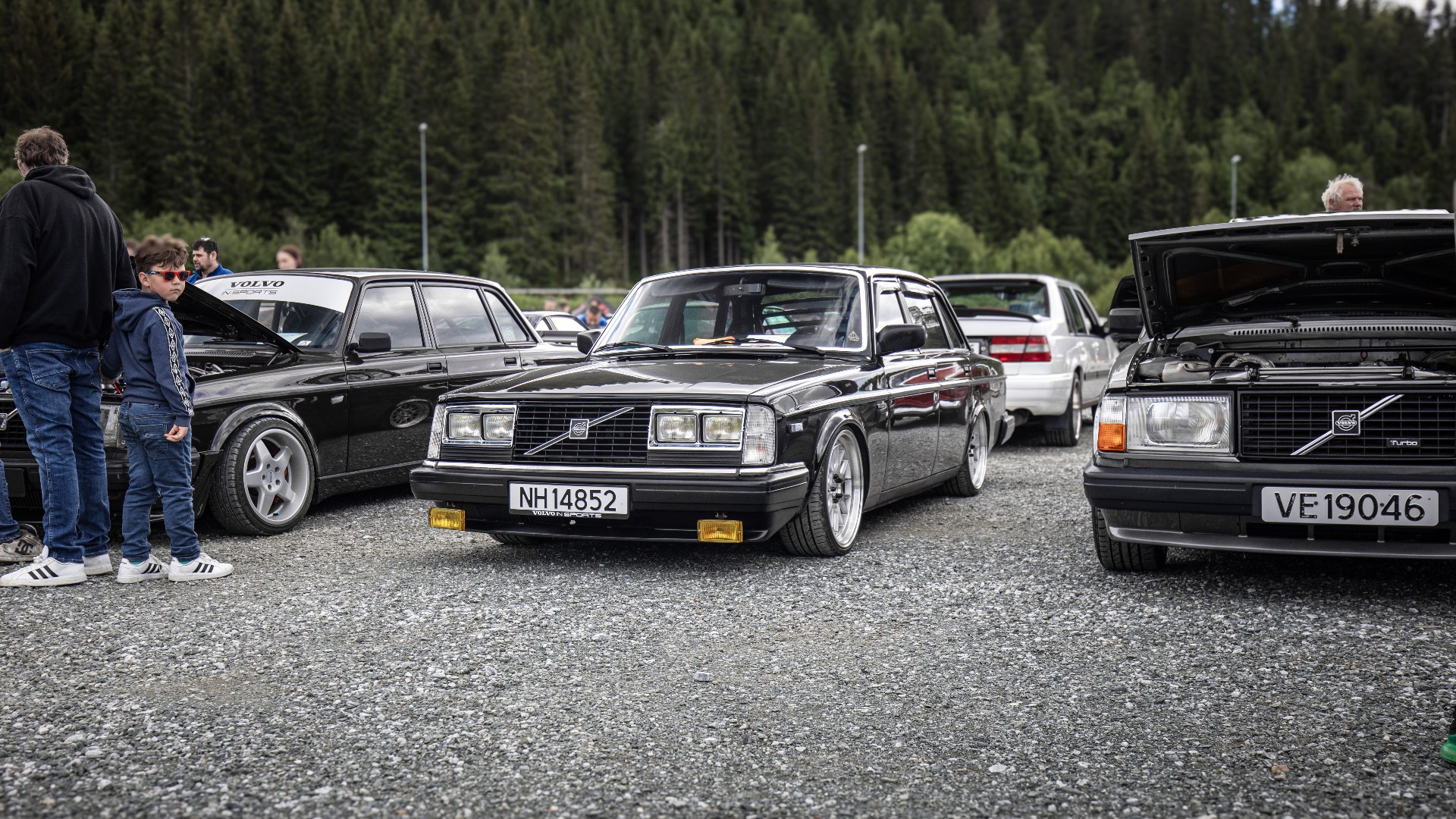 Herlig 1983 Volvo 244 på luft.