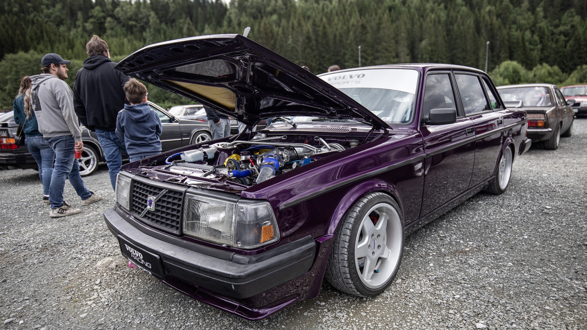 Flere sto med panseret åpent slik at en kunne beskue motoristen