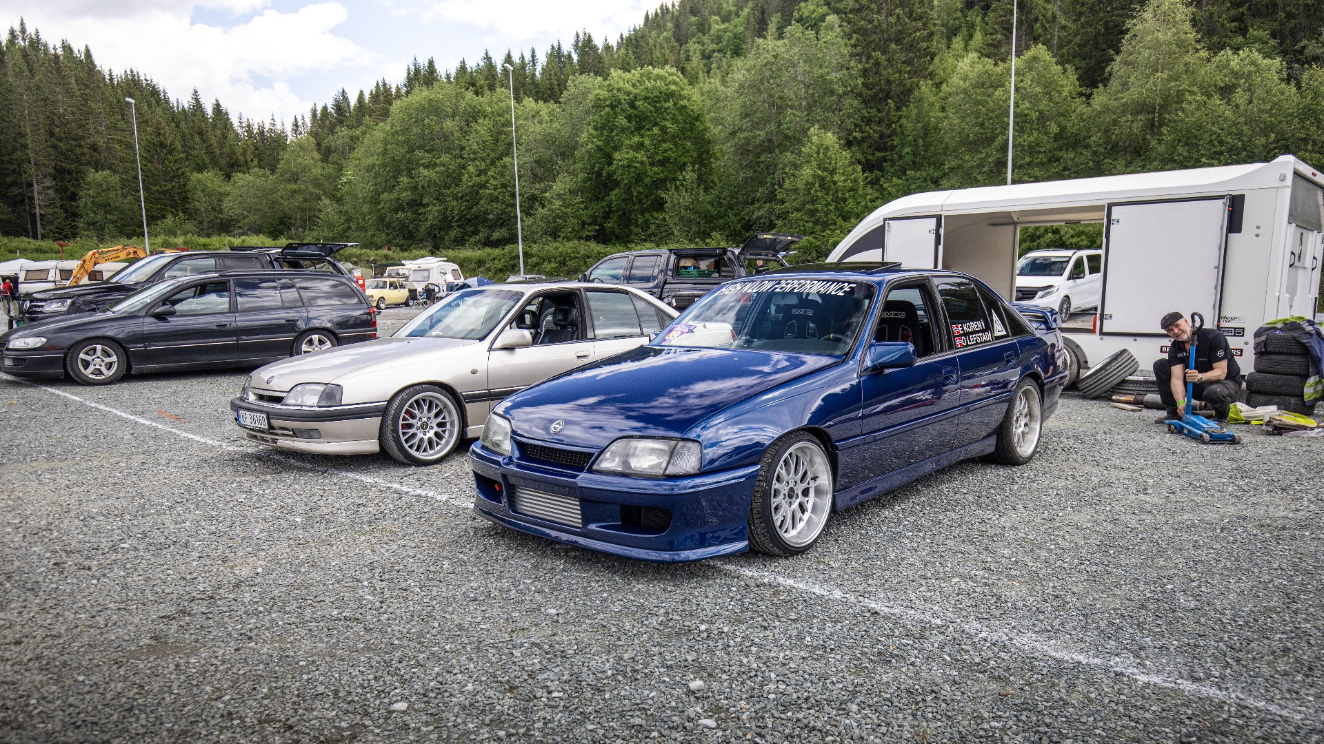 Løpsbilene sto klare i depoet.