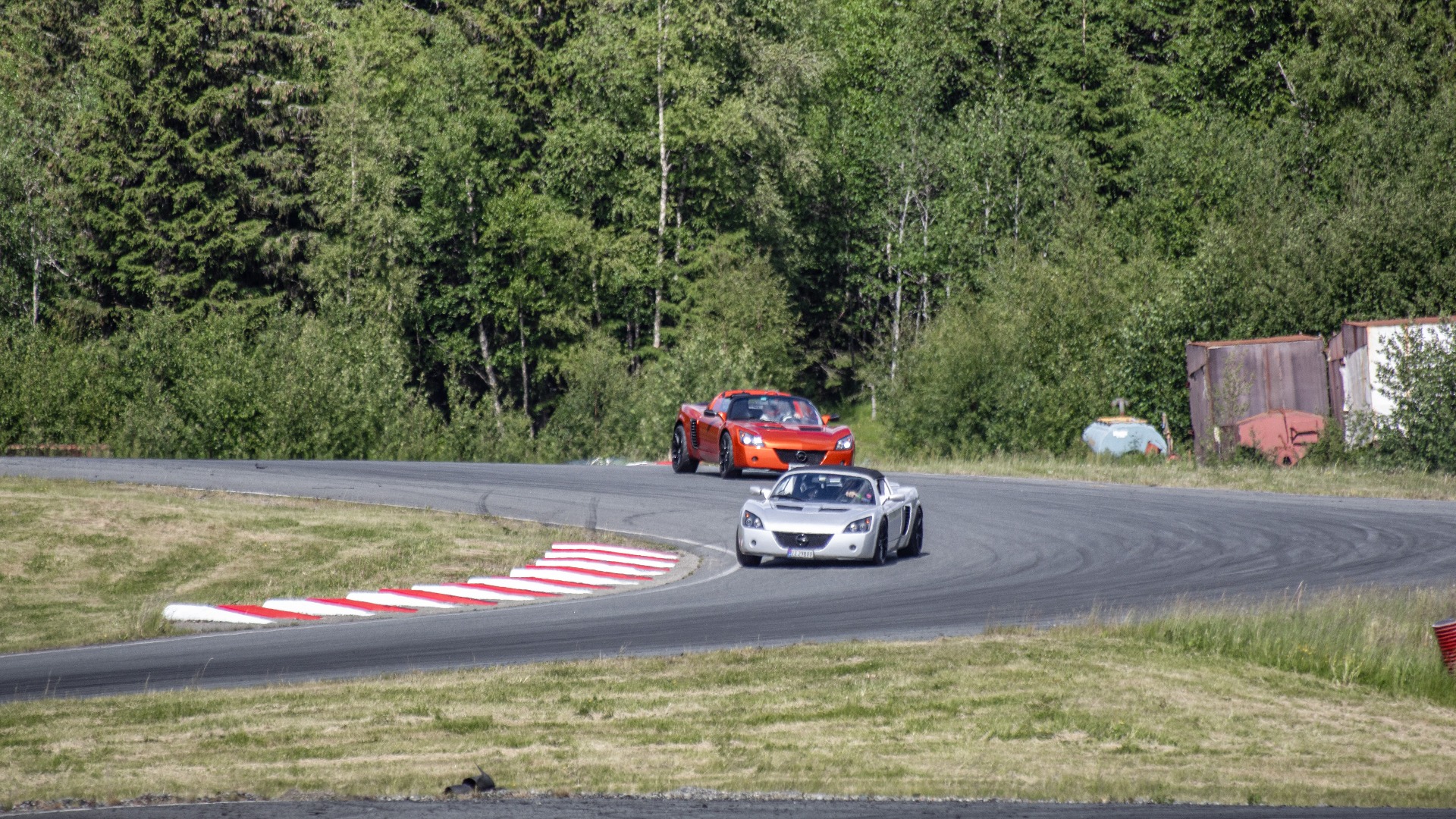Det pågikk banekjøring i totalt åtte timer. Det var fint fordelt mellom de som ville kjøre spor og de som ville kjøre drifting.