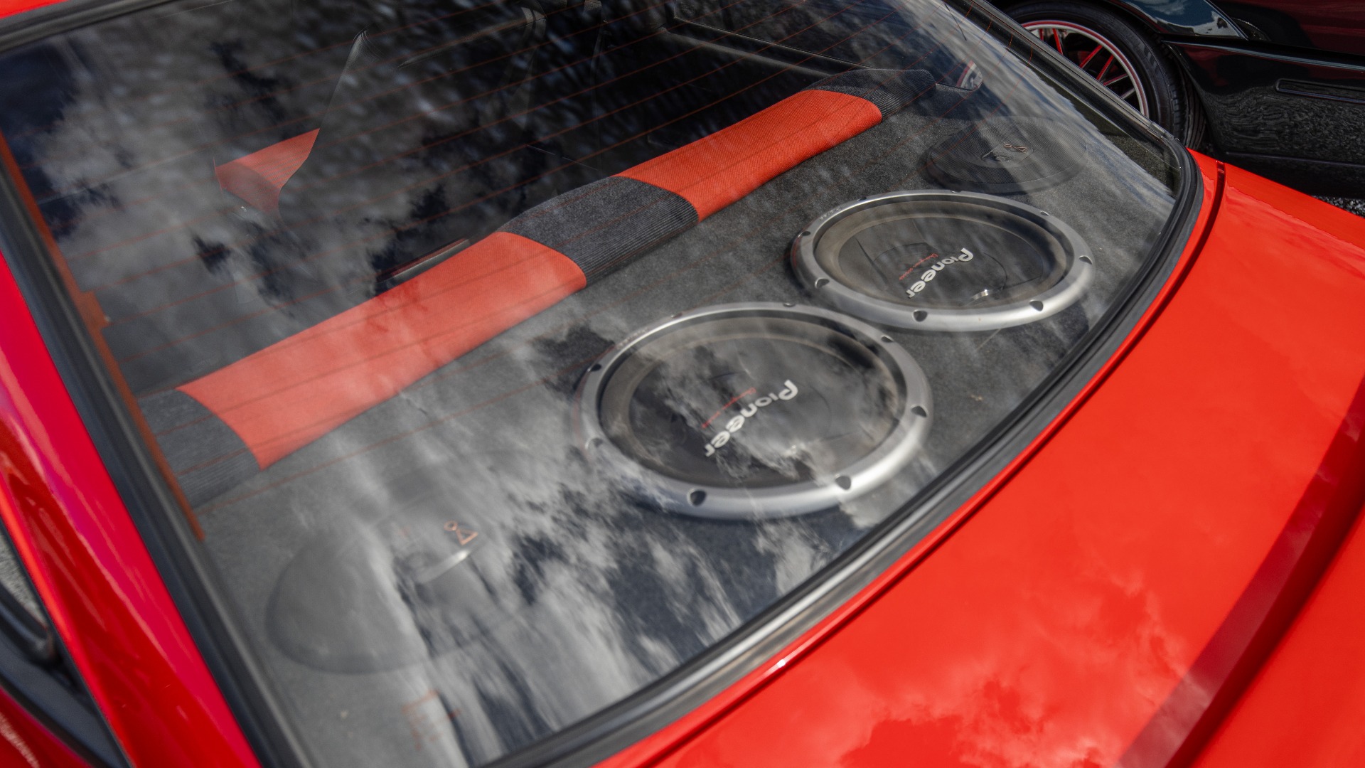 Hattehylla full av høyttalere hadde den også.