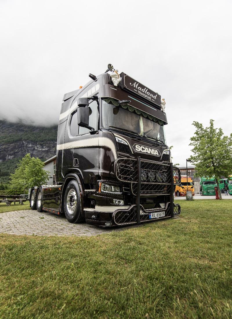 Det er store mengder i kategorien "storbil" under Motorfestivalen. Her har du Nikolai Mælands Scania som fortjent vant prisen for "Årets Storbil".