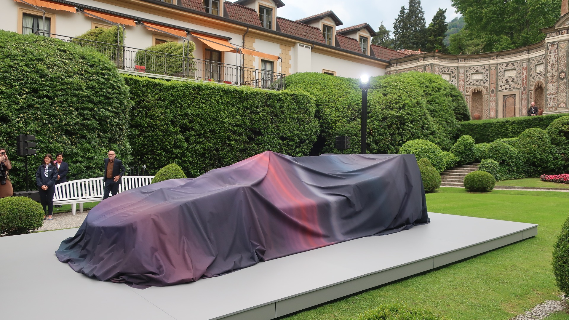Før avdukingen av bilen fredag kveld på Villa d’Este kunne man skimte spennende former under teppet. 