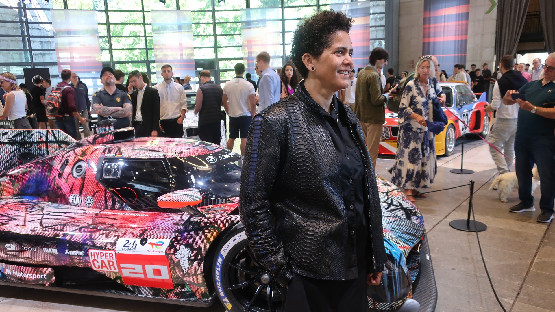 En fornøyd Julie Mehretu med sitt kunstverk på fire hjul, som først vil være 100 prosent som Art Car etter å ha pådratt seg sine skader og skavanker i løpet av Le Mans helgen. 