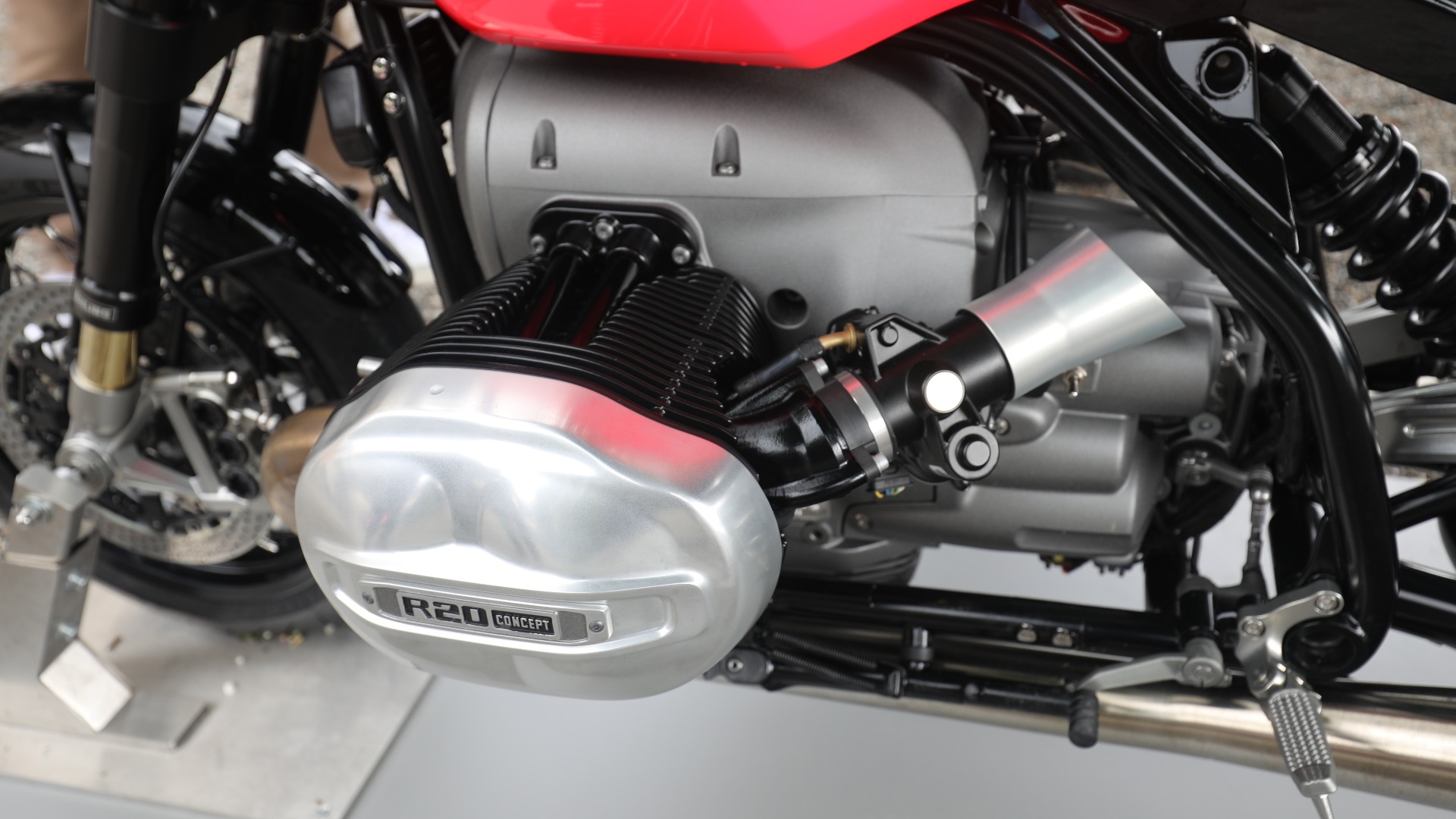 Den mektige boxer-motoren dominerer det visuelle uttrykket.