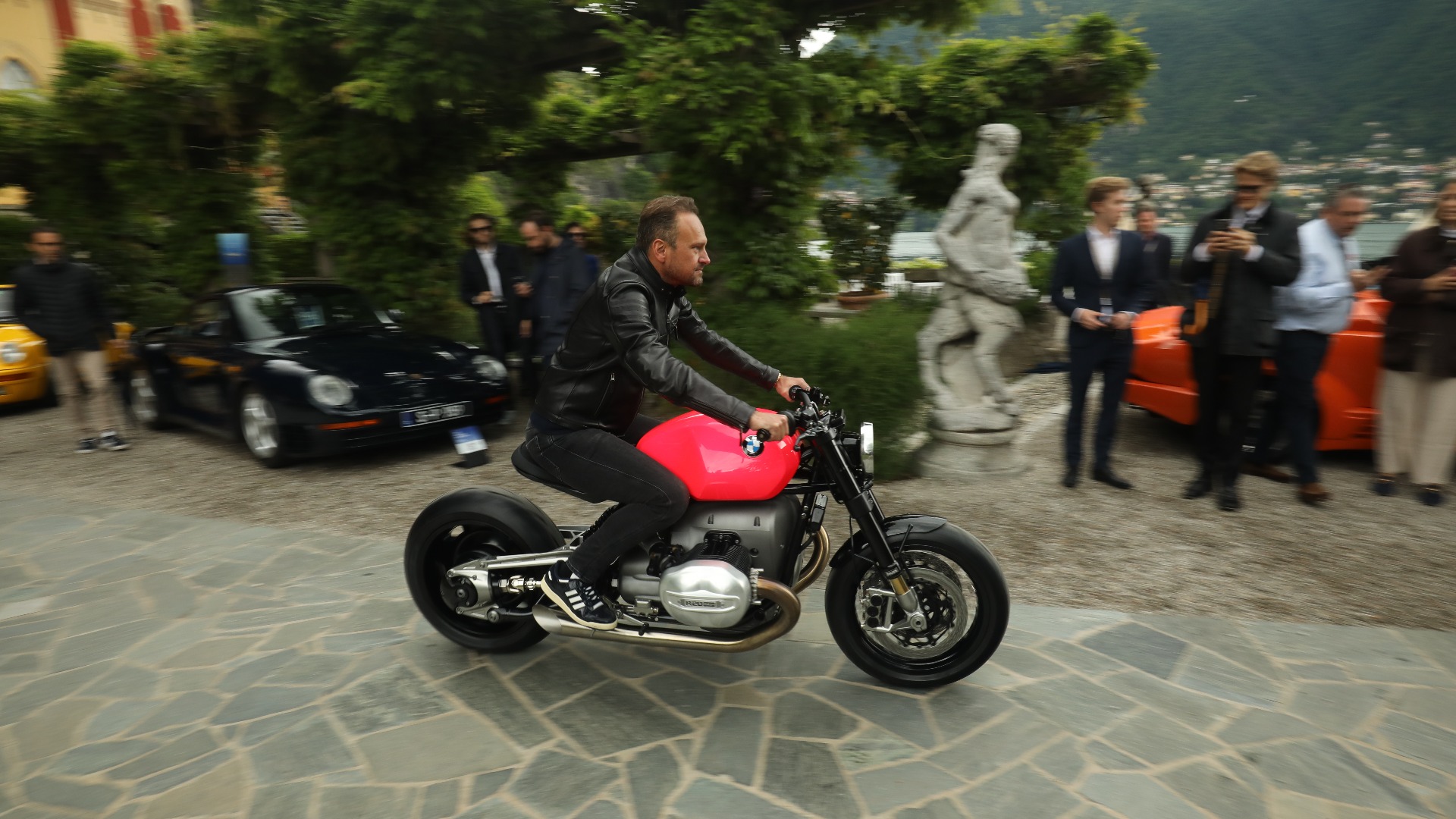 Markus Flasch er sjef for BMW Motorrad, og tok seg en liten svingom på sykkelen på Villa d'Este.
