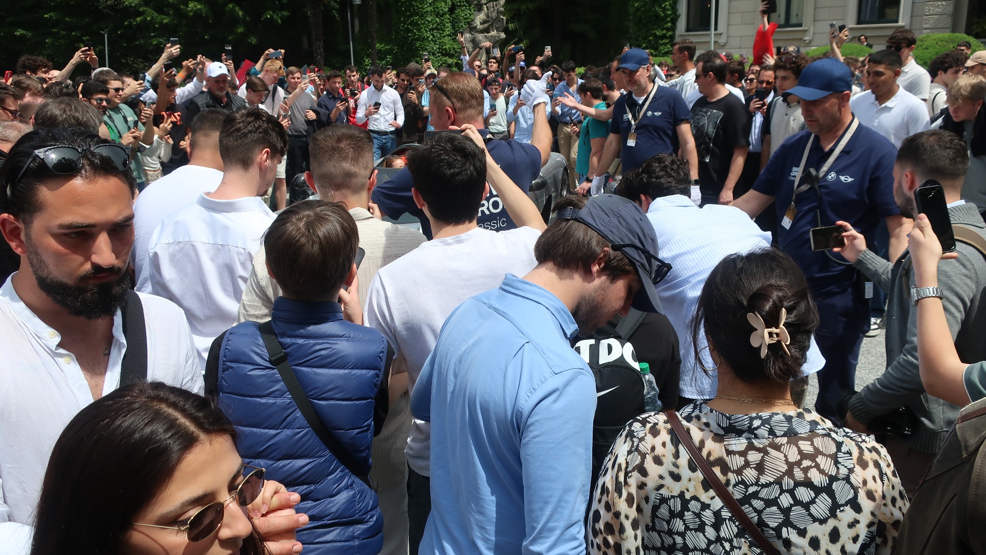 De yngre generasjoner gikk amok med mobilene da Christian von Koenigsegg kom kjørende.