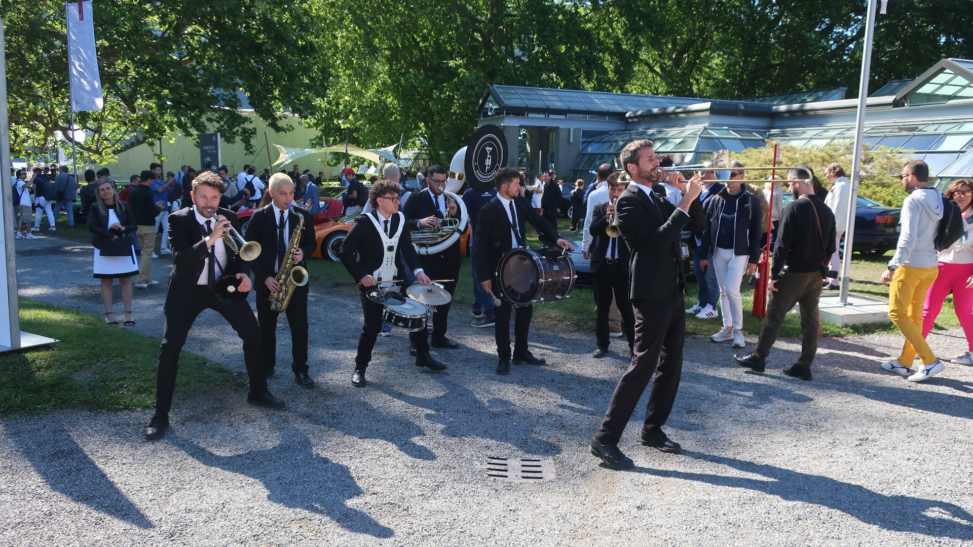 Utstillingen på Villa Erba søndag er livlig og sprudlende og en aldri så liten folkefest.