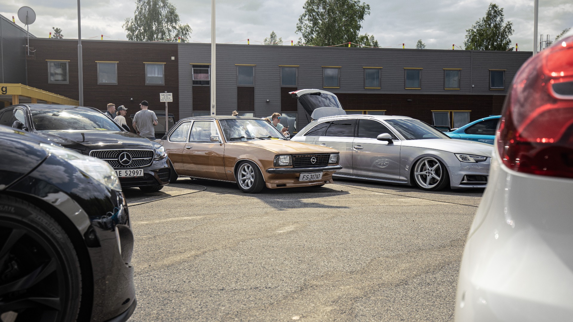 En gammel tysker klemt mellom to nyere fra samme land. Flott 1971 Opel Ascona 1,6 Sr