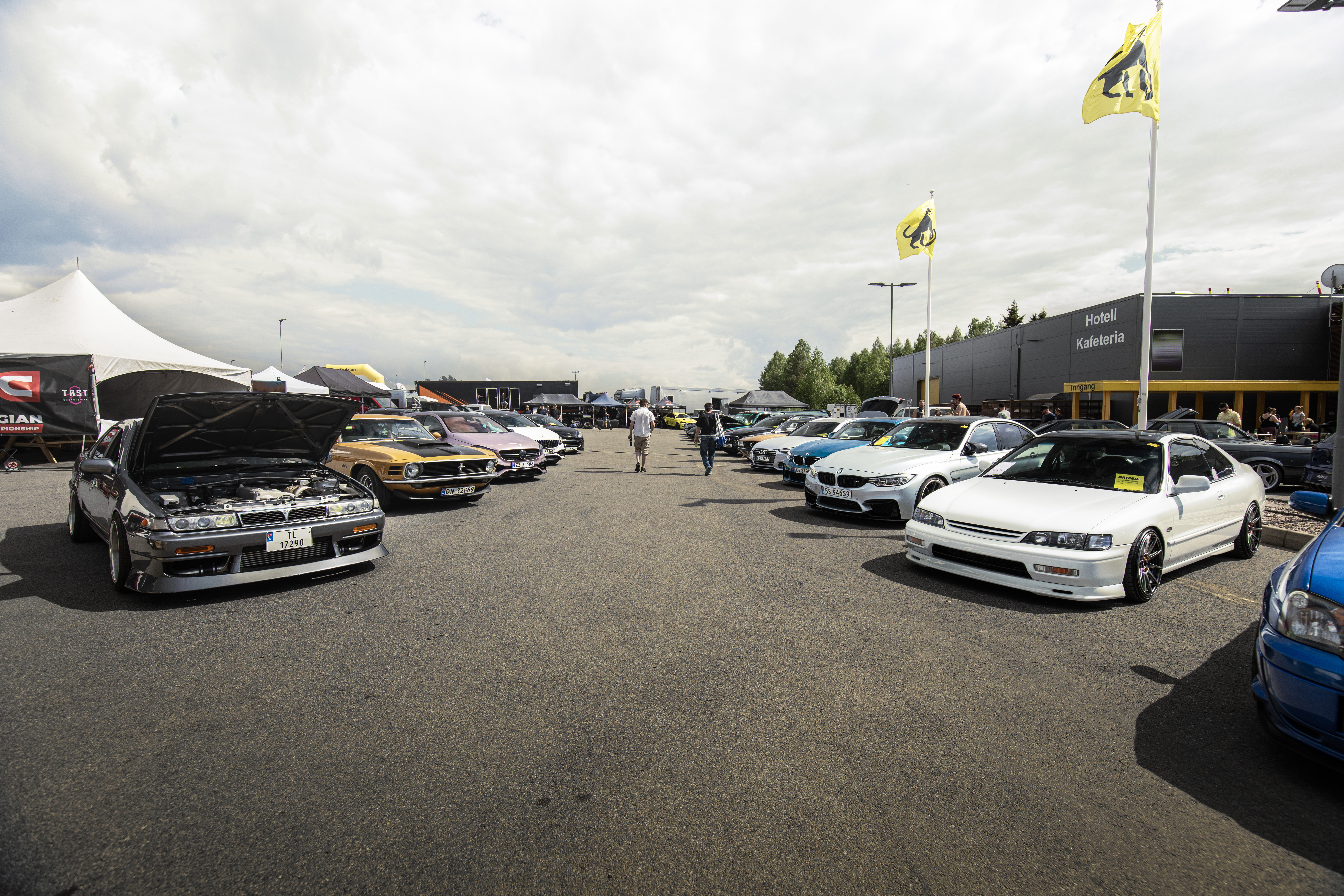 Masse flott på parkeringa på tur inn på selve treffområdet.