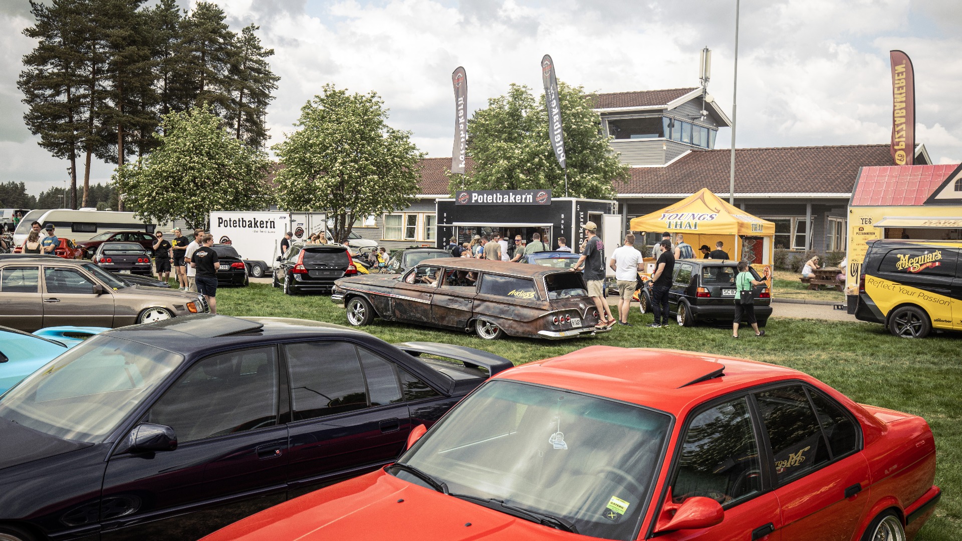 Raggen går mye i showgarden og pit-området. Blide personer med iskald øl i lanken som sklir gjennom området i skikkelig skillpaddetempo.
