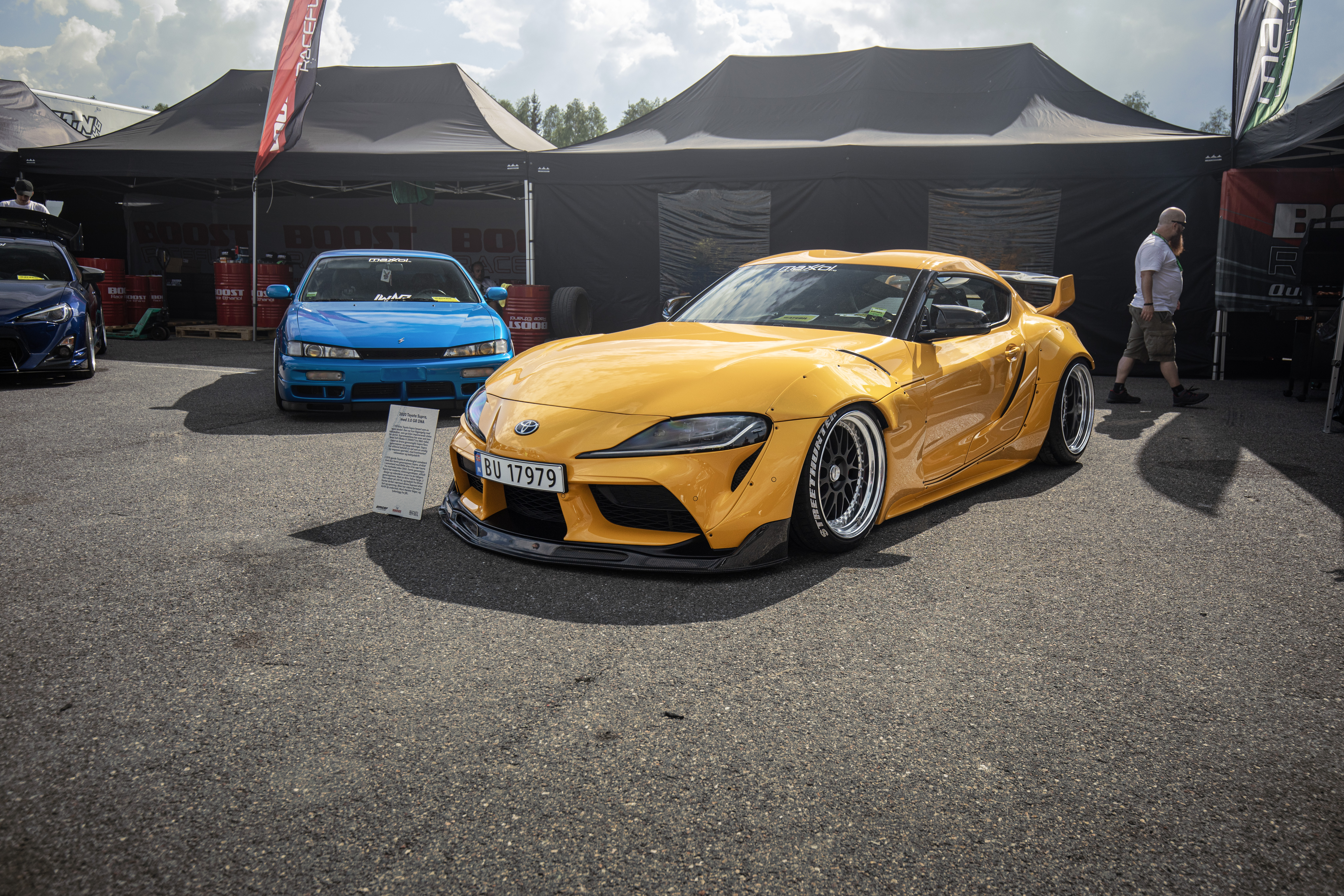 Knallgul Supra med brede skjermer som vi tidligere har gjort sak på her på Refuel.