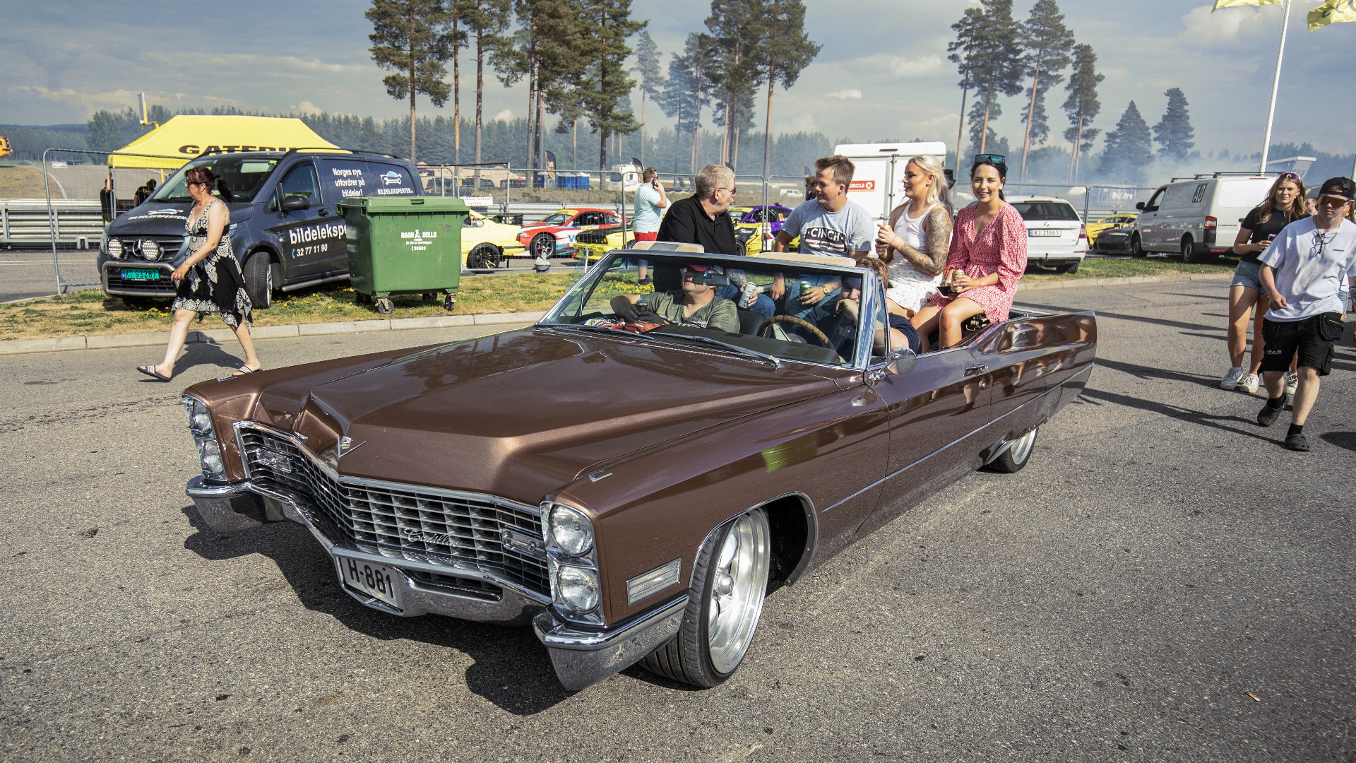 Sol, sklibil, lukten av brent gummi og kald pils.