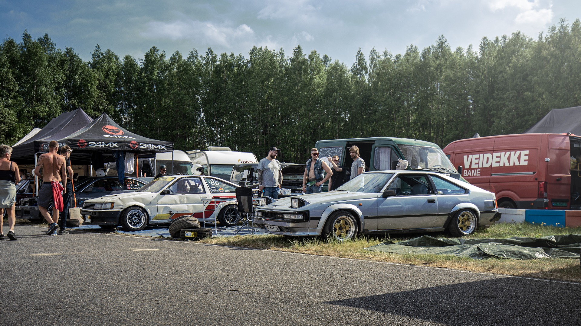 Tore Leithes camp. Han er godt kjent i miljøet og en karakter vi tidligere har skrevet om her på Refuel. Han vant den nye konkurransen som Gatebil hadde laget for denne helgen i sin Toyota AE86.