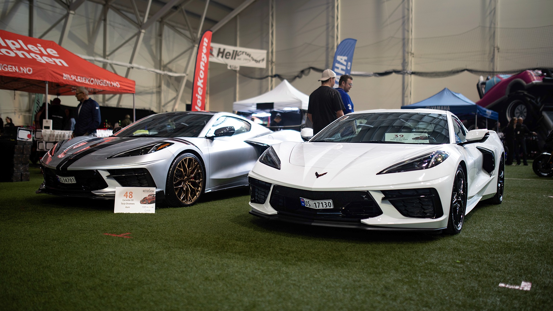 Nyeste generasjon Corvette, C8, har ikke blitt helt dagligdags enda. Da er det desto hyggeligere å se to på samme sted!