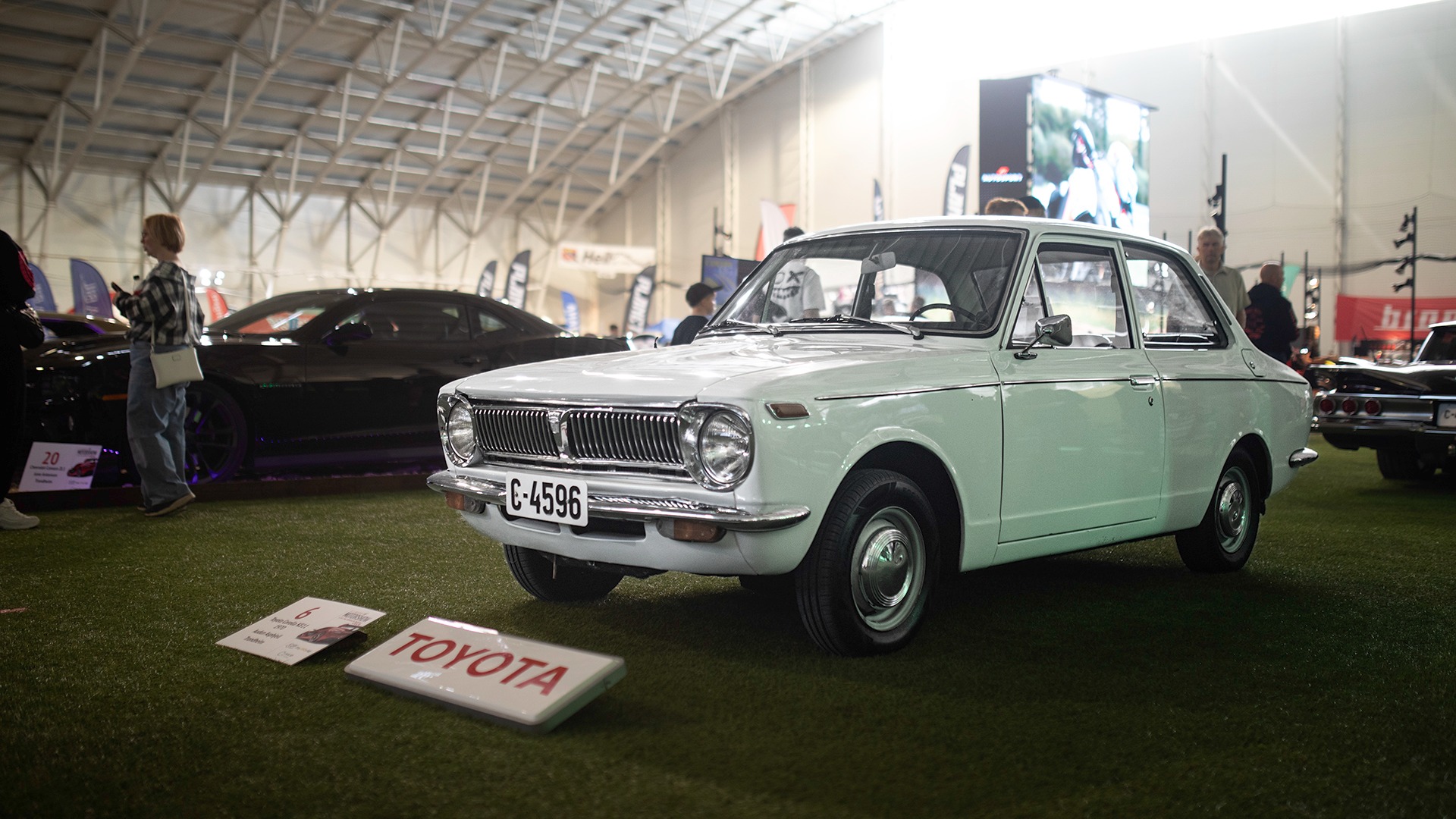 1970 Toyota Corolla. Vanligvis ser man disse enten ihjelrustet eller heftig ombygget. Sånn sett et friskt pust med et vakkert originalt eksemplar.
