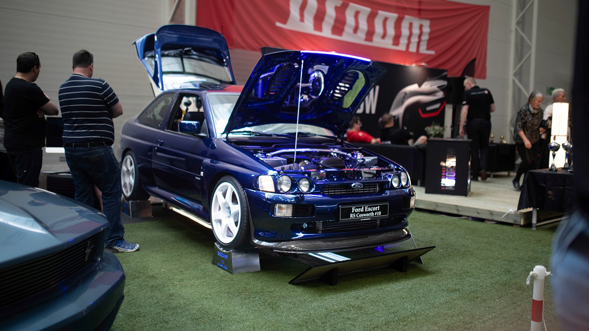 1992 Ford Escort RS Cosworth I megagjennomført stil. Denne kan du lese mer om på våre hjemmesider.