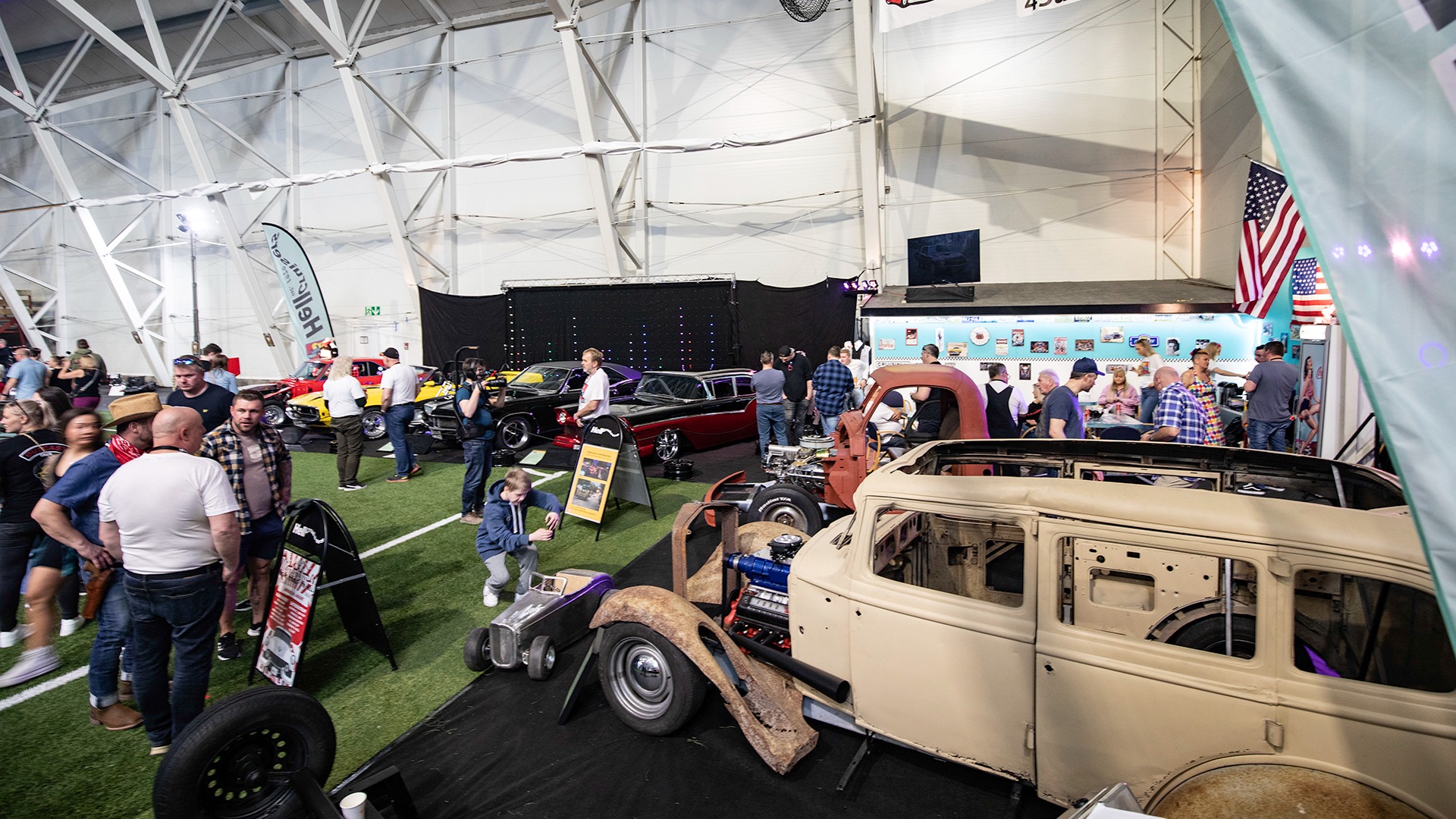 Hellcruisers fra Stjørdal la ikke noe i mellom da de skulle bygge stand. To prosjektbiler som ble jobbet på under showet, egen kantine med kanskje byens beste pølser, og definitivt med byens flotteste pølsekokker! Videre sto et fint utvalg biler, deriblant en bil som har gått gjennom «Hellcruiser Overhauling». Et prosjekt klubben har hvor de samles for å få klubbmedlemmers biler på veiene igjen. Fantastisk stand!