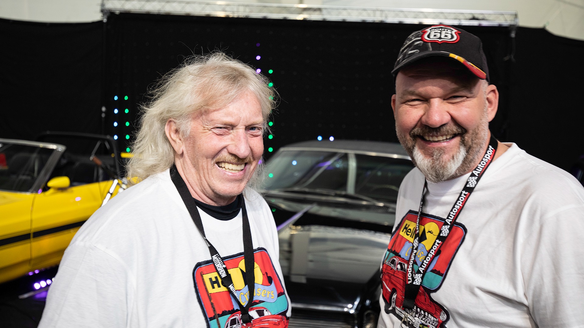 Pølsekokere, jabbmakere, fargeklatter, god-stemingsvakter er ord som definitivt beskriver de mange medlemmene hos Hellcruisers som var på besøk. Veldig kameraskye var de dessuten heller ikke.