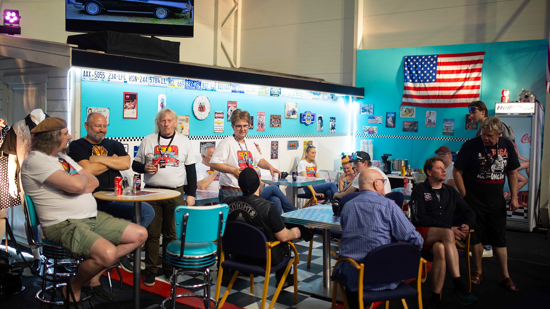 God stemning og masse folk inne i Hellcruisers diner.