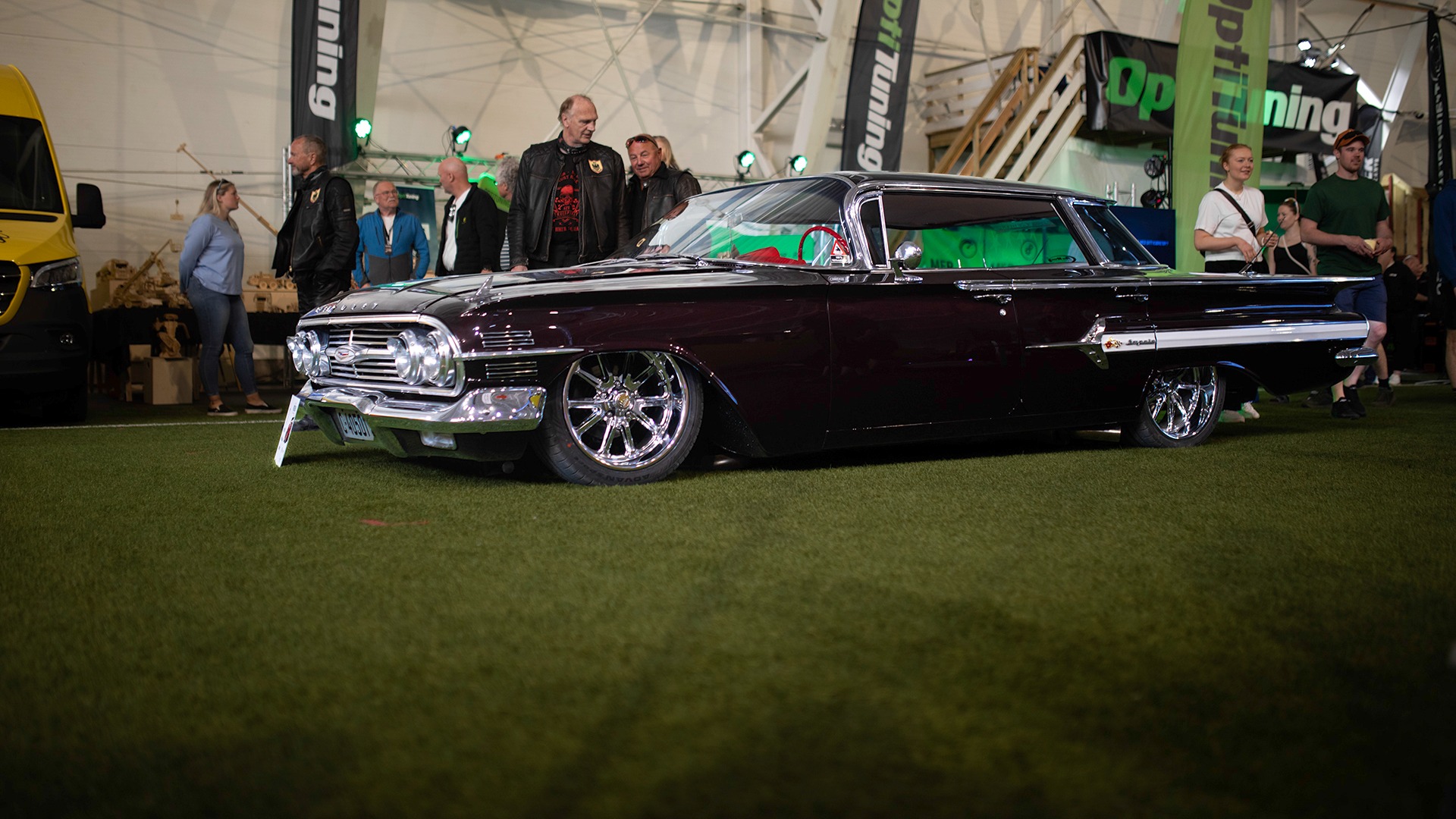 Helt nybygget 1960 Chevrolet Impala. Lyset i Abrahallen gjør ikke lakken noen tjenester. Fikk man riktig vinkel så man hvor dyp og fin denne fargen faktisk var!