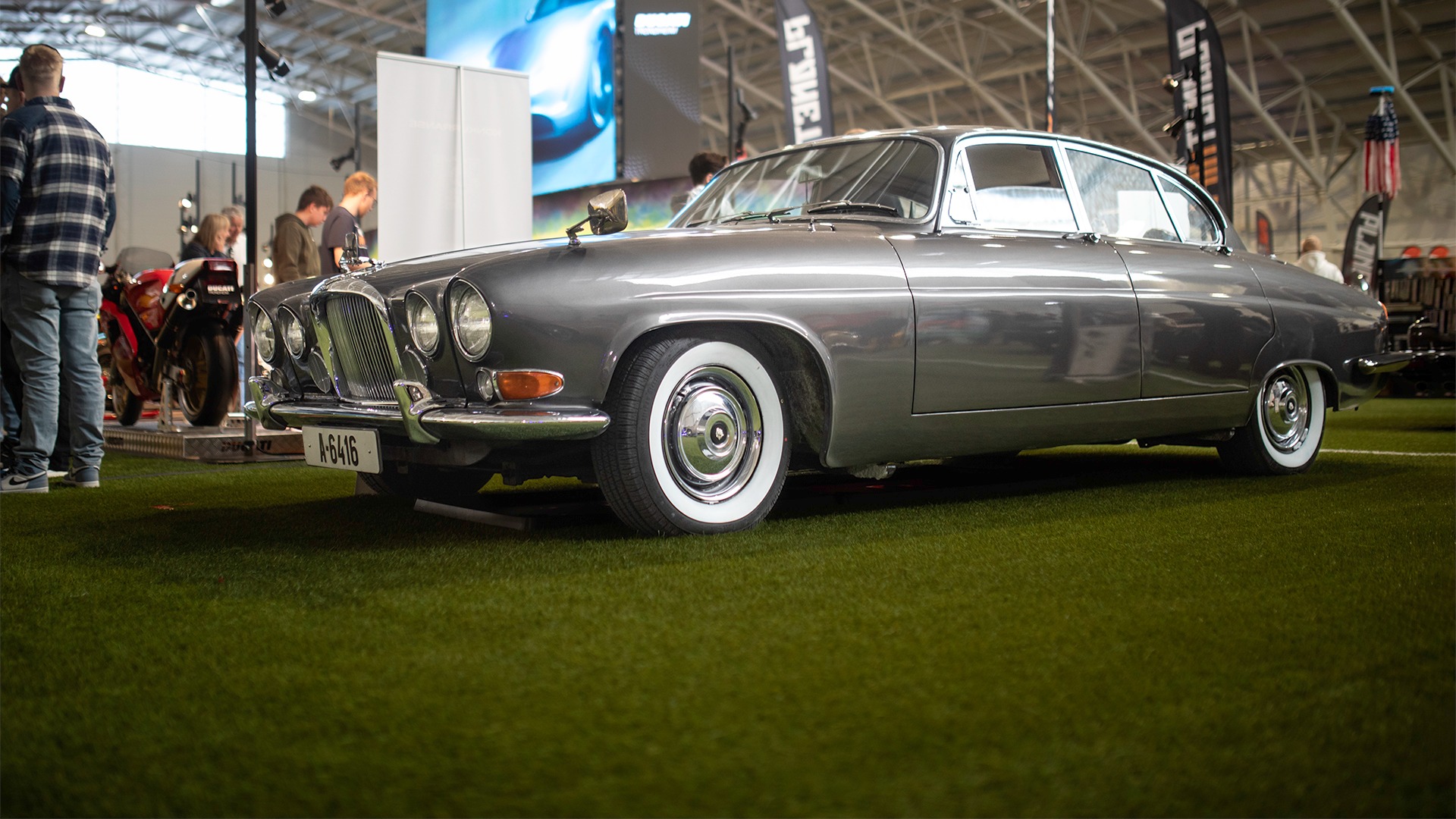 Jaguarene var oppstilt på ra og rekke også i år. Den vakreste av dem var kanskje denne 1962-modellen.