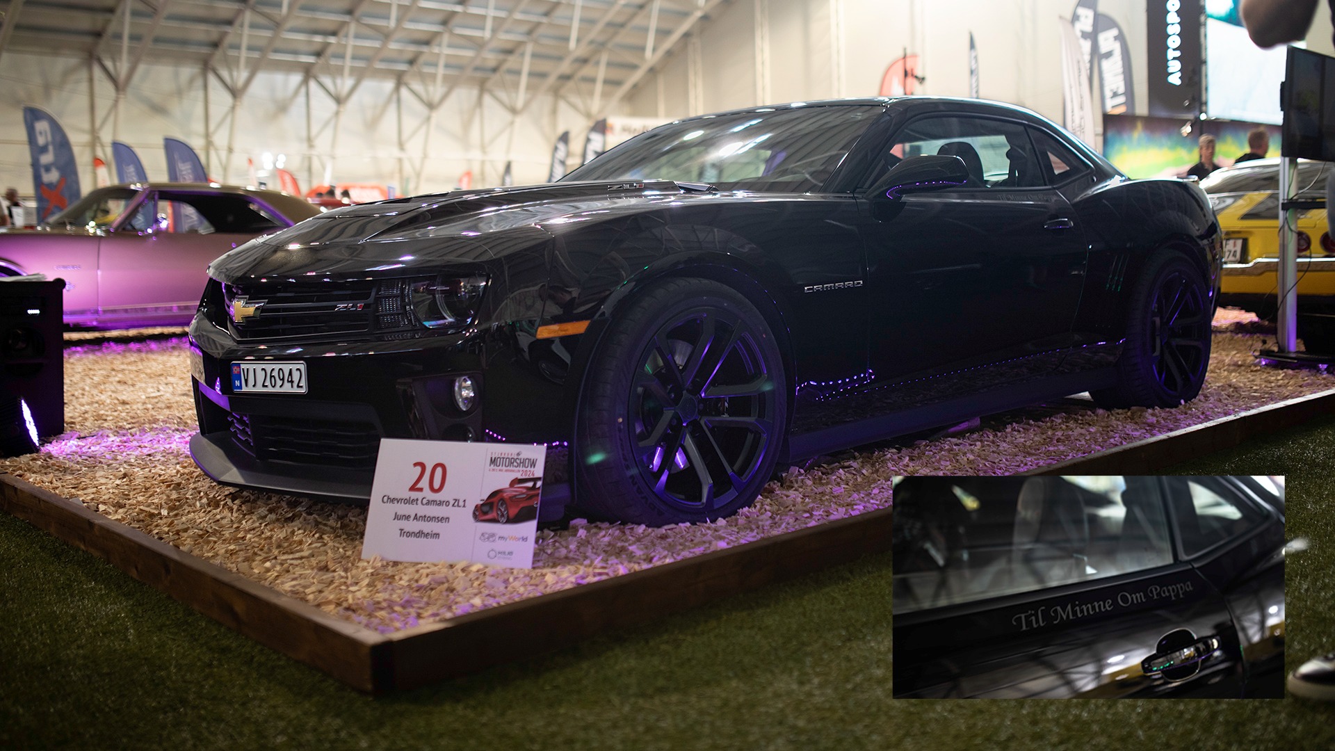 Helgas mest rørende historie var det June Antonsen som hadde. Egentlig var det hennes far som var invitert inn med denne gromme Camaroen, men da han dessverre gikk bort i november, så var det ungjenta som tok med seg bilen til Abrahallen for å hedre hans minne.