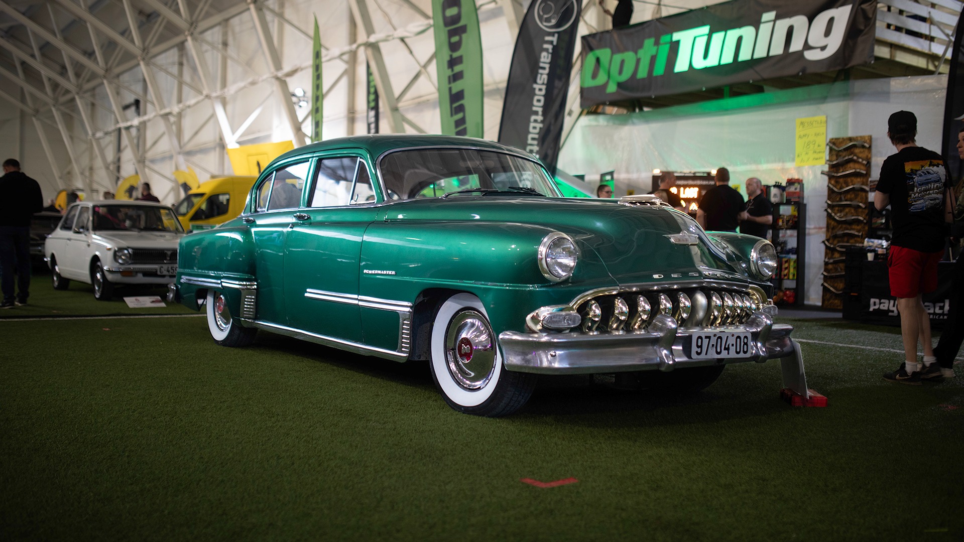 Linjeforeningen «Smørekoppen» ved NTNU i Trondheim hadde med seg sin 1953 DeSoto Power Master med klengenavnet «Kromprinsen».