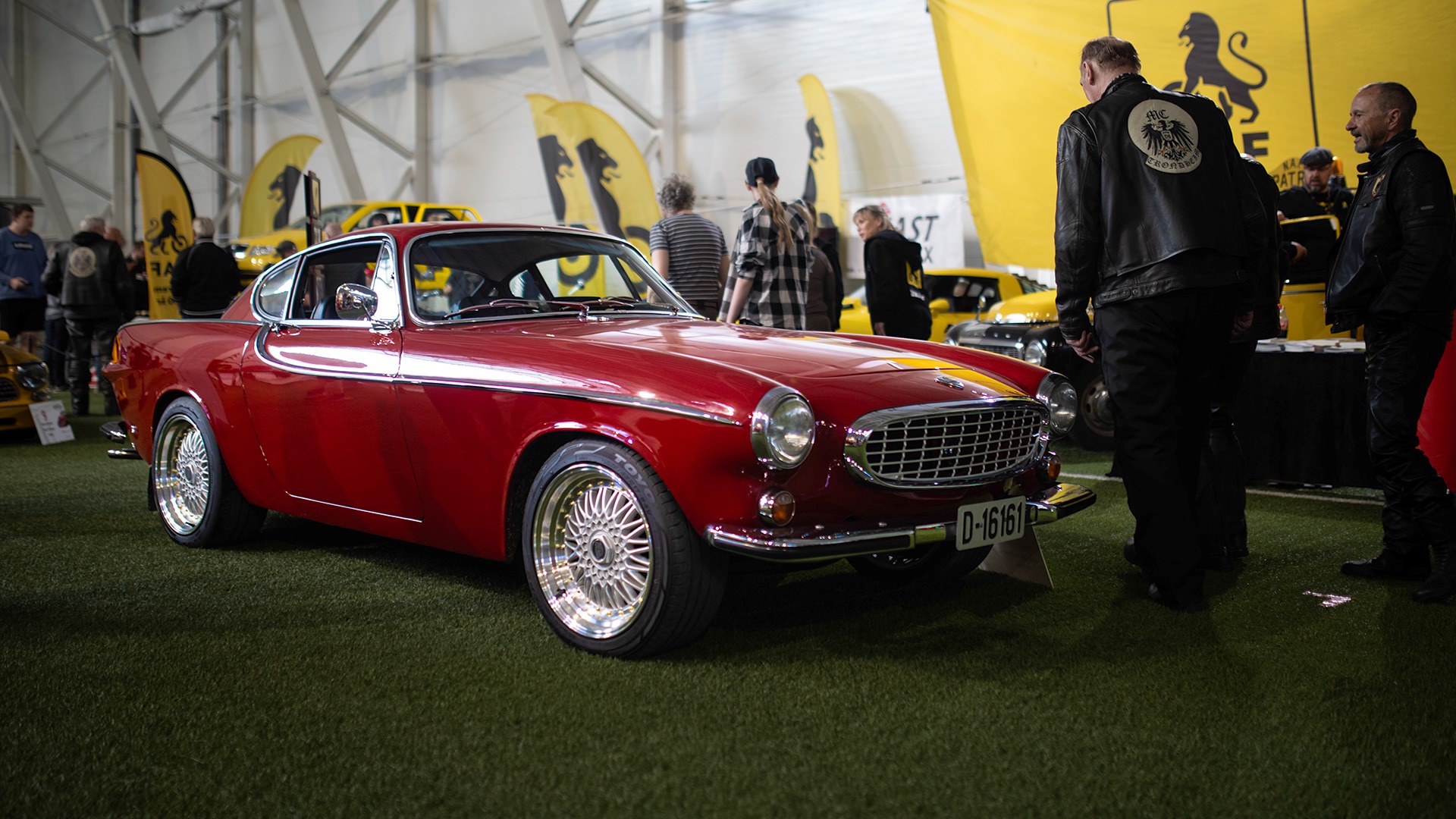 Meget pent eksemplar av en Volvo P1800. Felgvalget splitter vel kanskje folket?