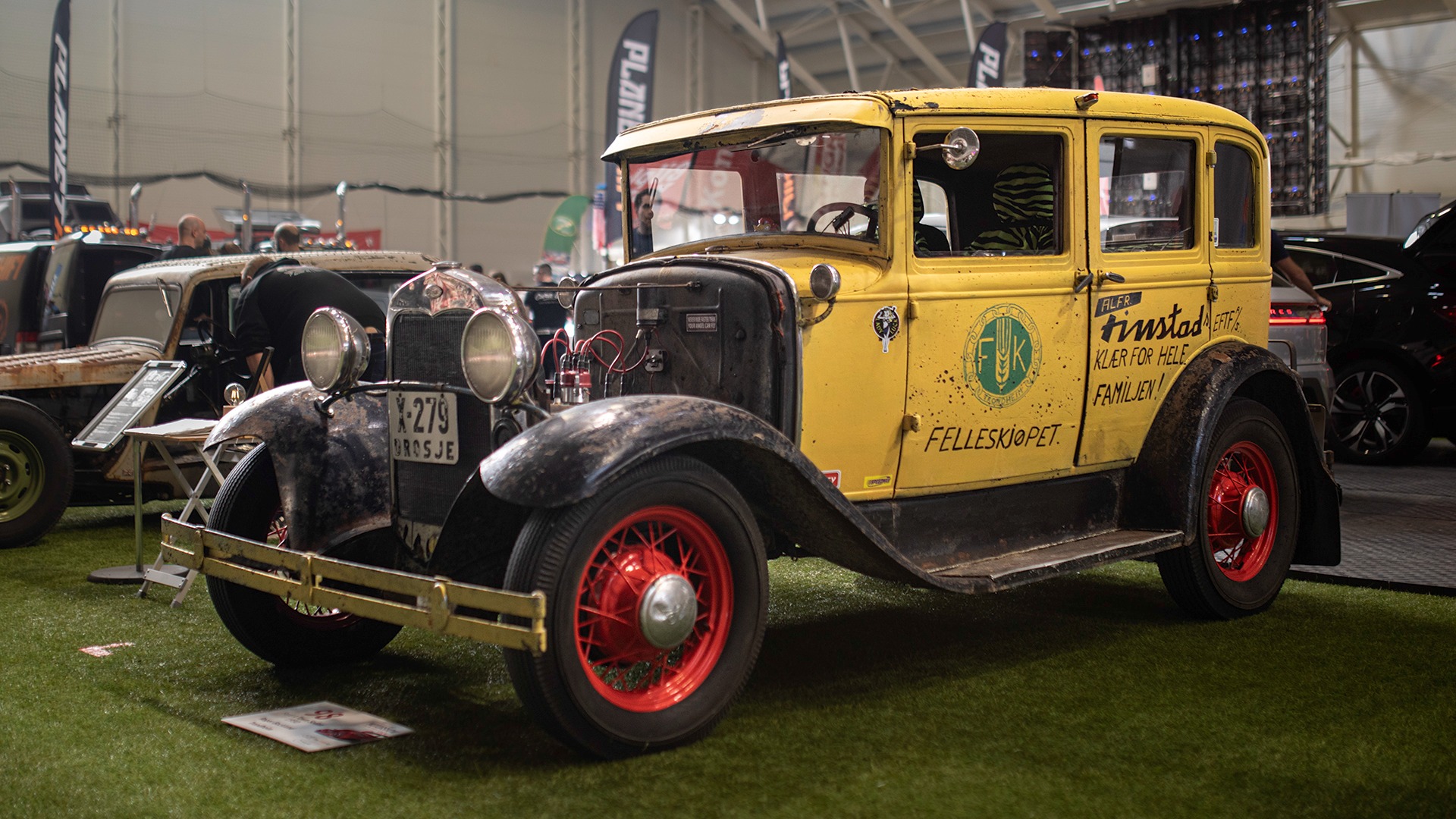 1930 A-Ford som gikk sine først 9 år som drosje i Harstad, før den endte opp i Steinkjer som russebil i 1964. Siden den gang er bilen kun oppgradert teknisk, og ser omtrent lik ut som den gjorde for 60 år siden.