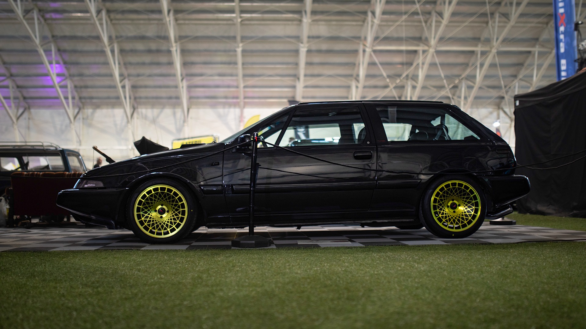 Volvo 480 er en noe spesiell og kanskje litt oversett bil. Da er det ekstra gøy å se at noen tar vare på og stæsjer opp en slik en!