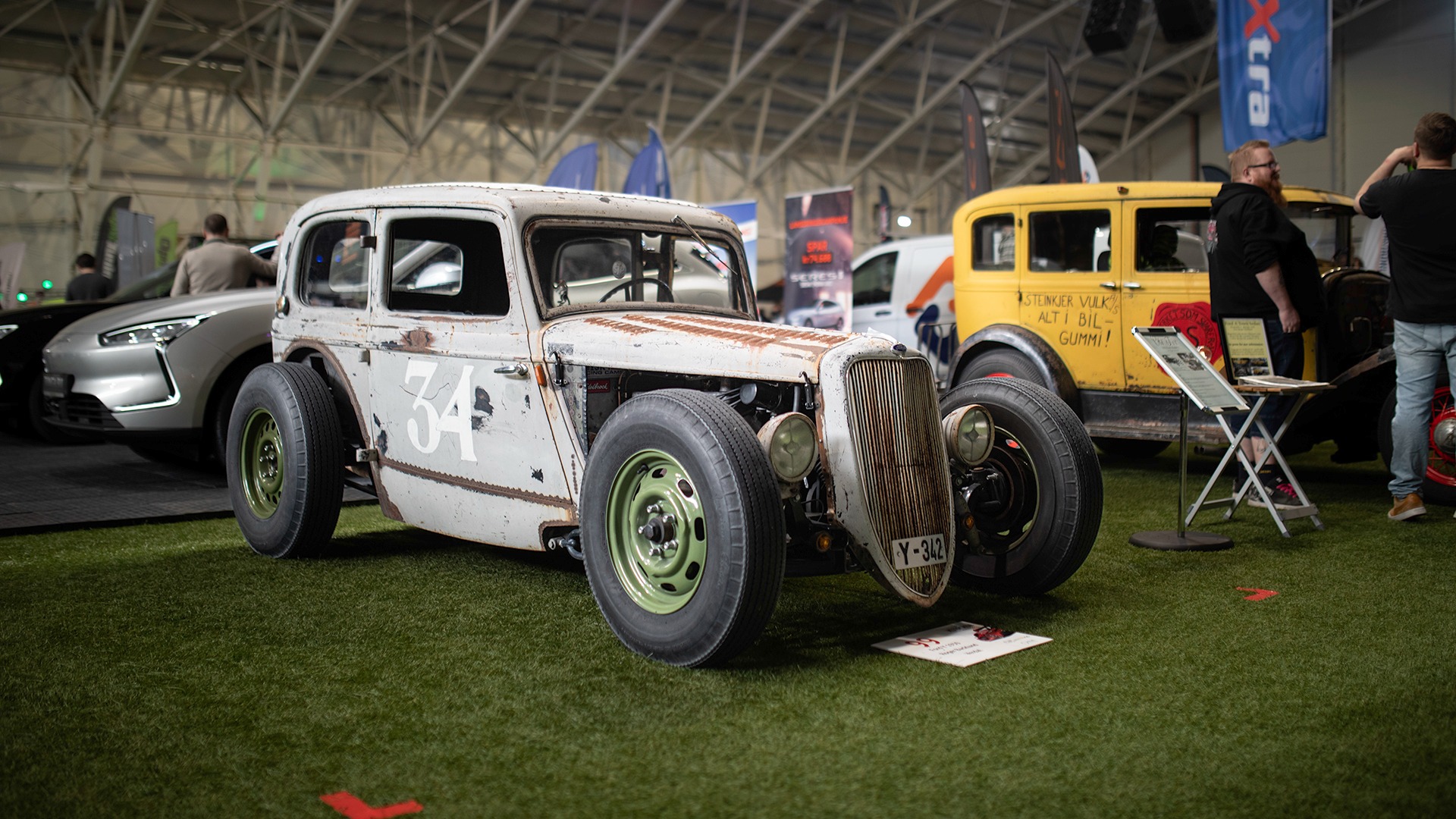 Motorshowets egne knallert. 1934 Y-Ford som ble produsert i Europa, bygget opp i et riktig så kult rat-stuk.