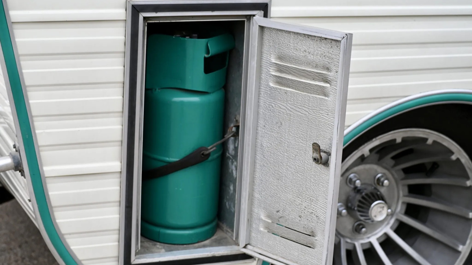 Gassflaske lakkert i bilens farge