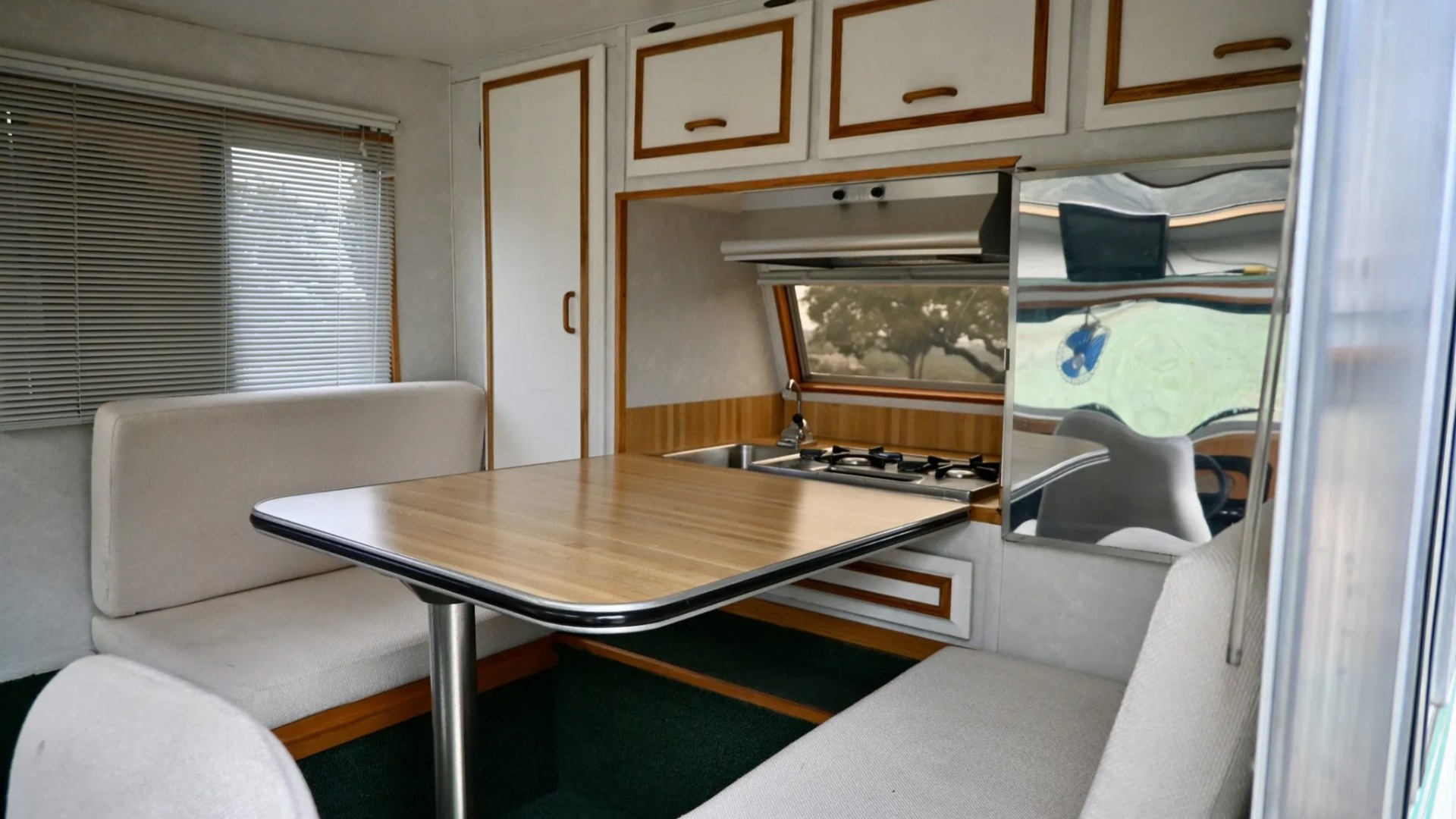 Kjøkkenkrok kombinert med sengeplass