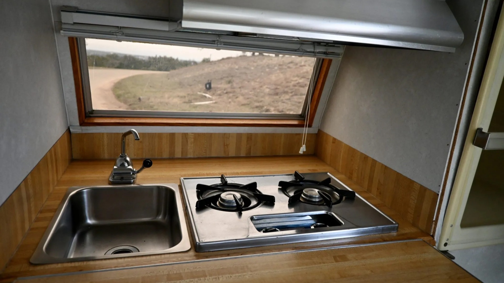 Ventilator, to kokeplater og vask