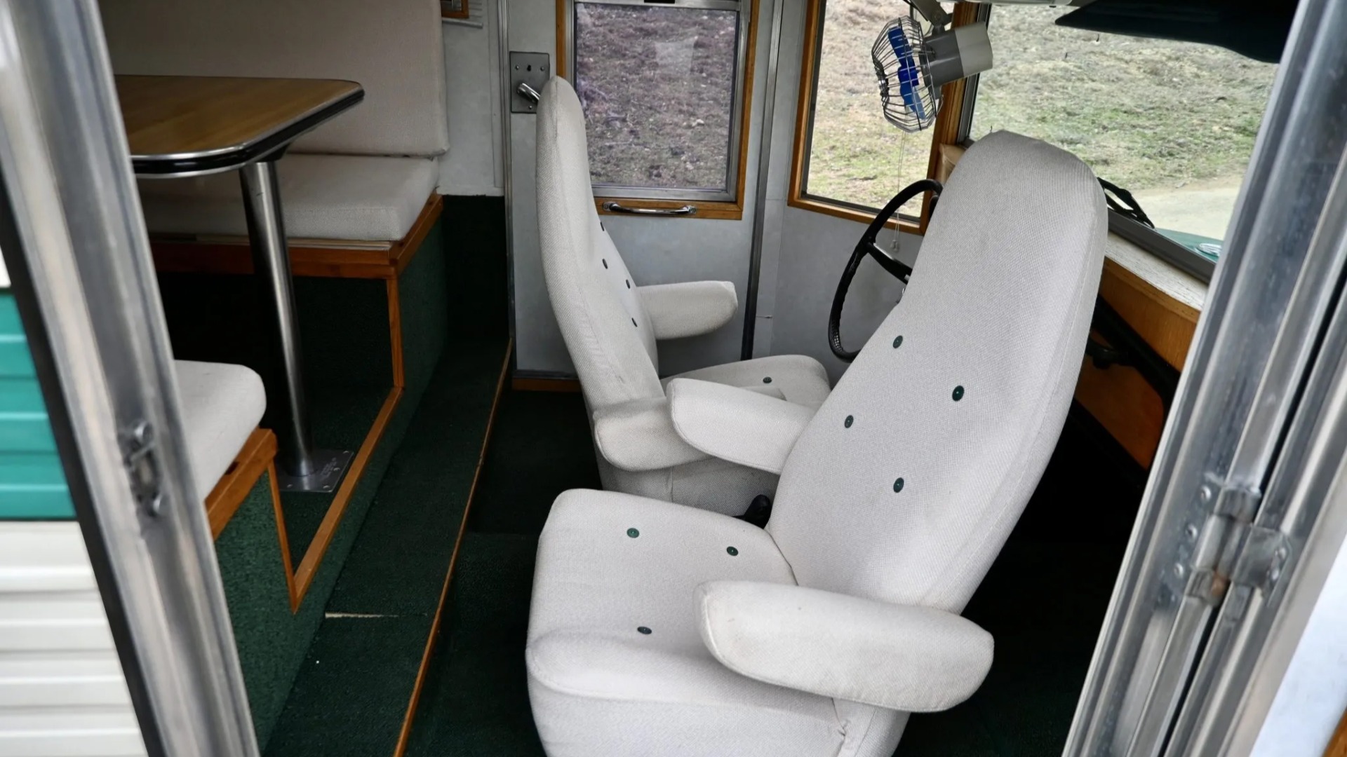 Kapteinstoler som en kan snu 180 grader