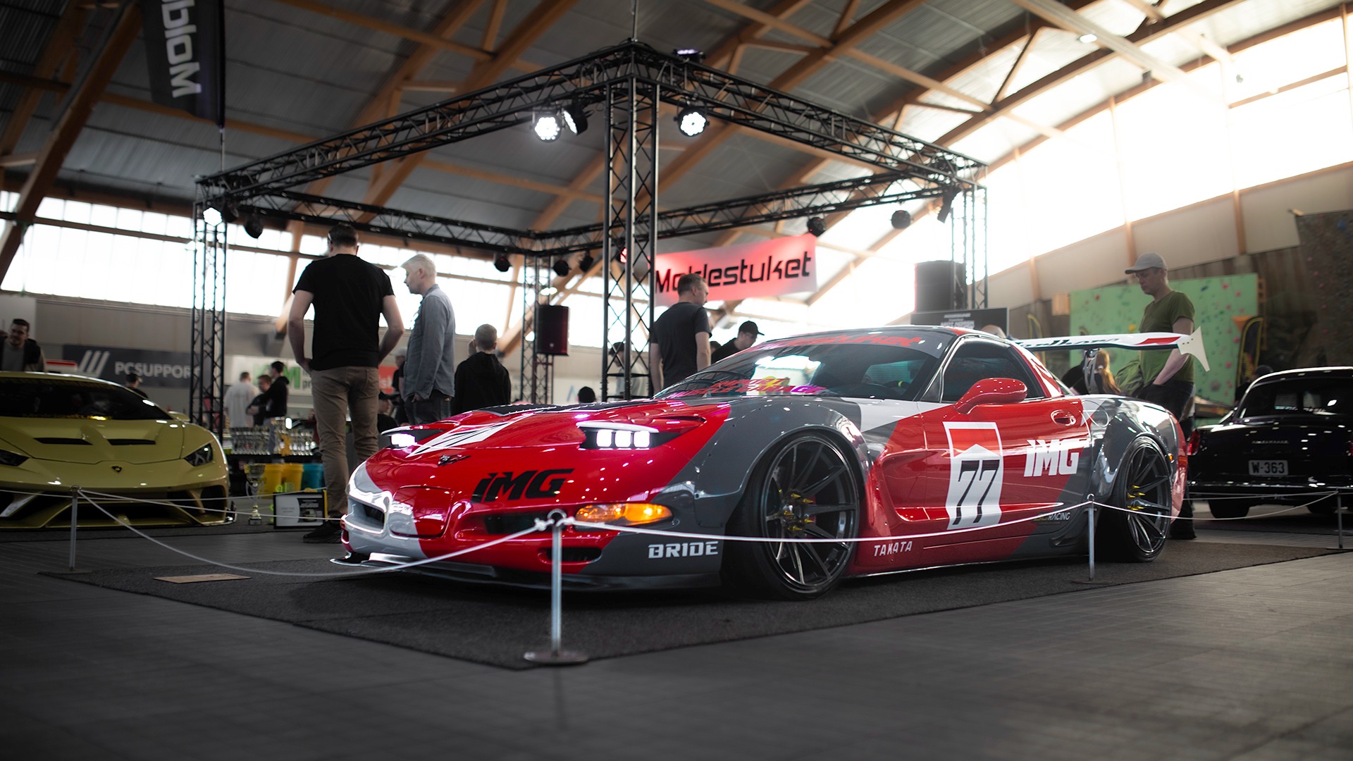 1998 Chevrolet Corvette C5 med spinnvilt JDM-stuk. Karosseriet er hjemmesnekret til perfeksjon, og hjuloppsettet er midt i blinken!