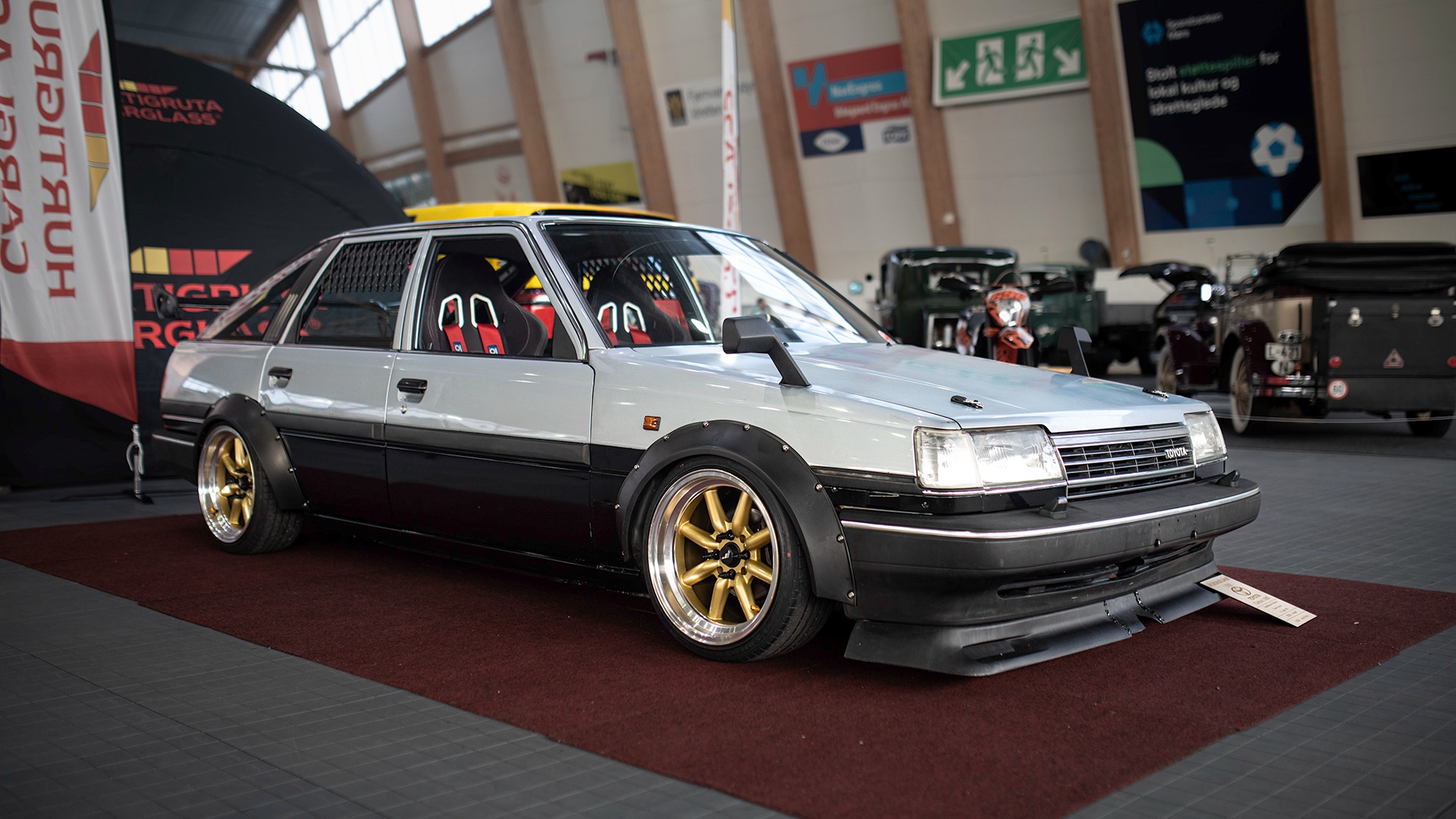 1988 Toyota Carina 1.6 DX med custom-laget coilovers og masse japansk-inspirert stylingsnadder!