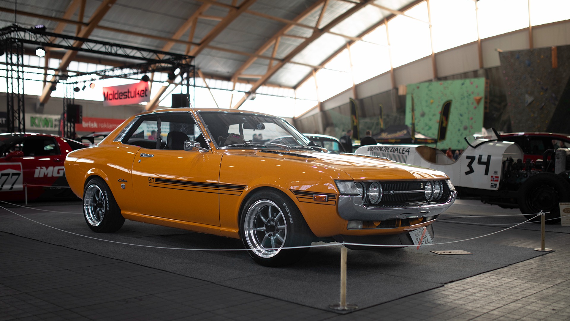 En herlig fargeklatt av en bil! 1974 Toyota Celica ST med gromt stuk.