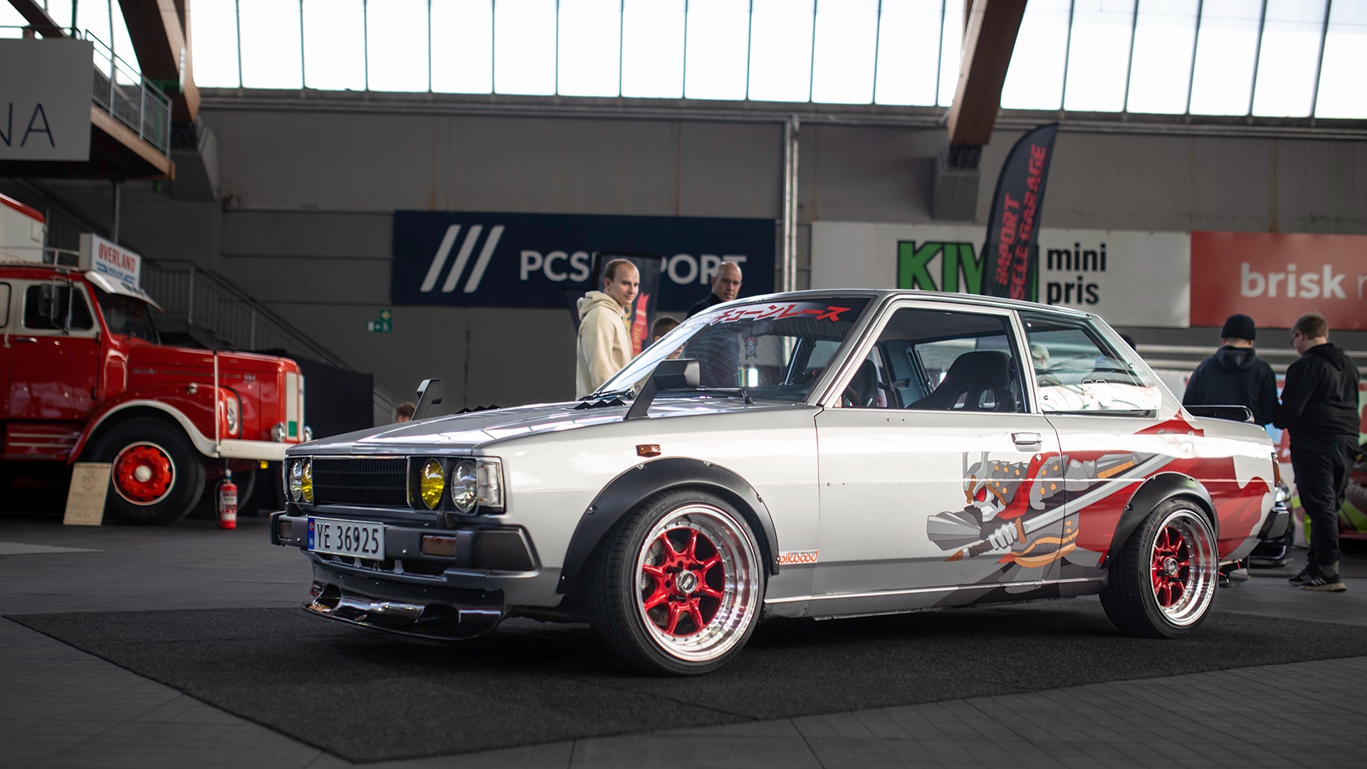 Herlig 1981 Toyota Corolla med gromme skjermbreddere, skrikende felger, og ikke minst en mildt sagt japan-inspirert dekor langs siden.