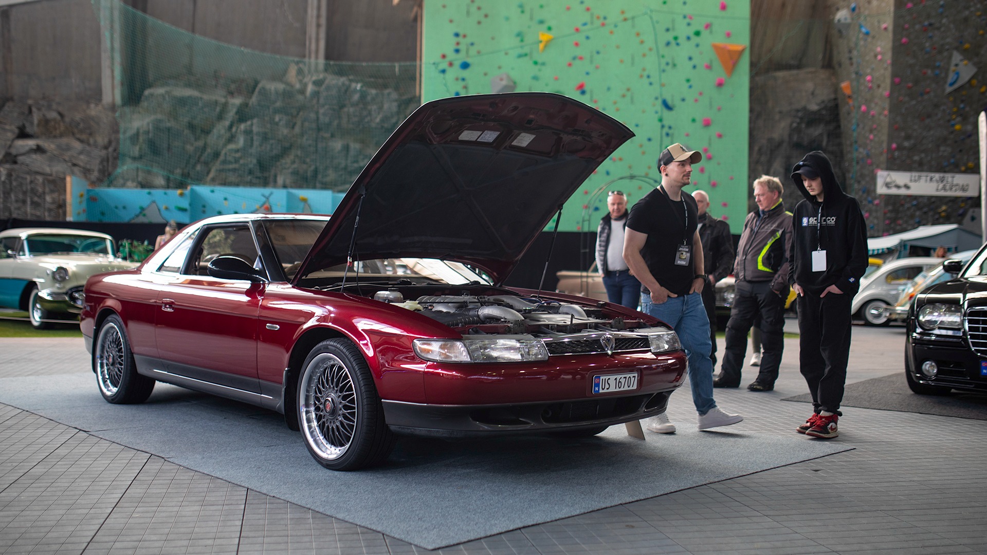 Dette er sjeldne varer! 1992 Mazda Eunos Cosmo. Bilen som skulle konkurrere mot de gromme tyske og engelske merkene med sin wankelmotor. Det ble ikke noen vanvittig suksess. Og kun 9000 eksemplarer ble bygget over en sjuårs periode.